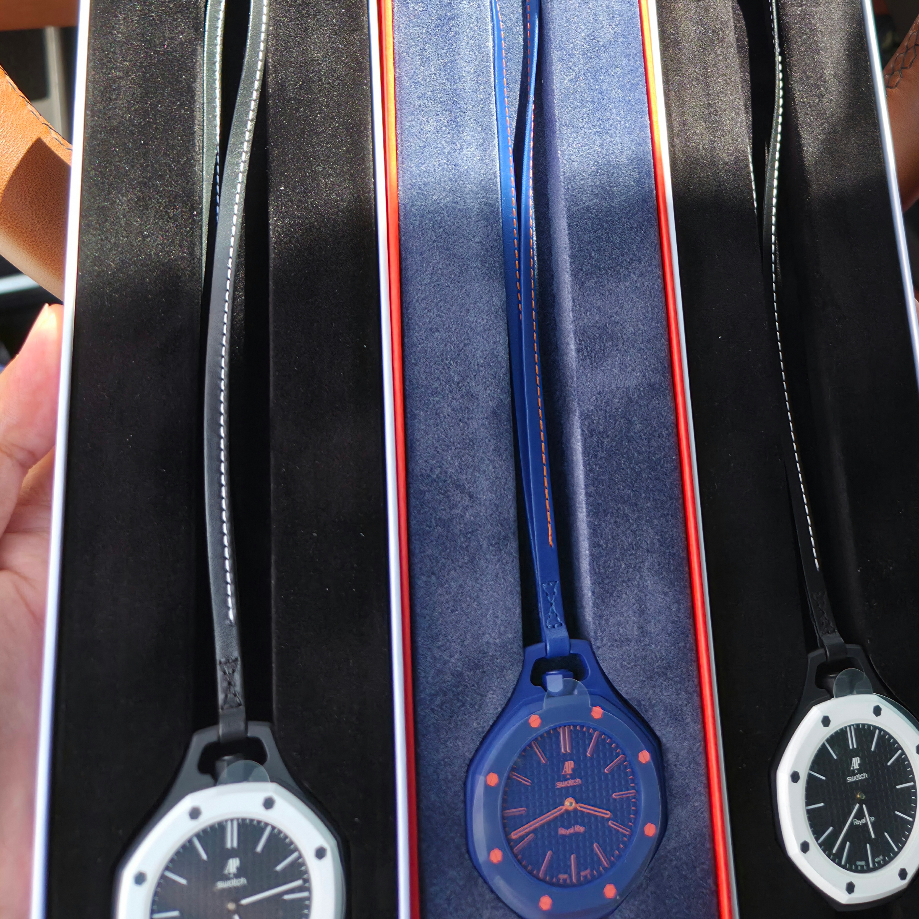 Swatch x Audemars Piguet Bioceramic Royal Pop Otg Roz, Swatch x Audemars Piguet Bioceramic Royal Pop Orenji Hachi 착용 스타일
