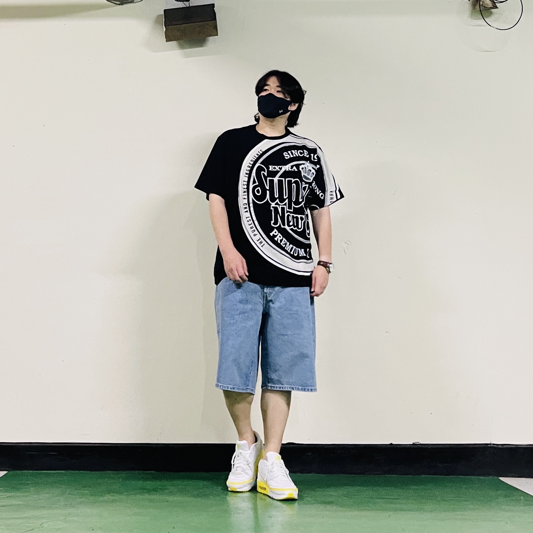 Supreme Baggy Denim Short Washed Indigo - 26SS, Supreme Lager S/S Top Black - 25SS 착용 스타일 - 5