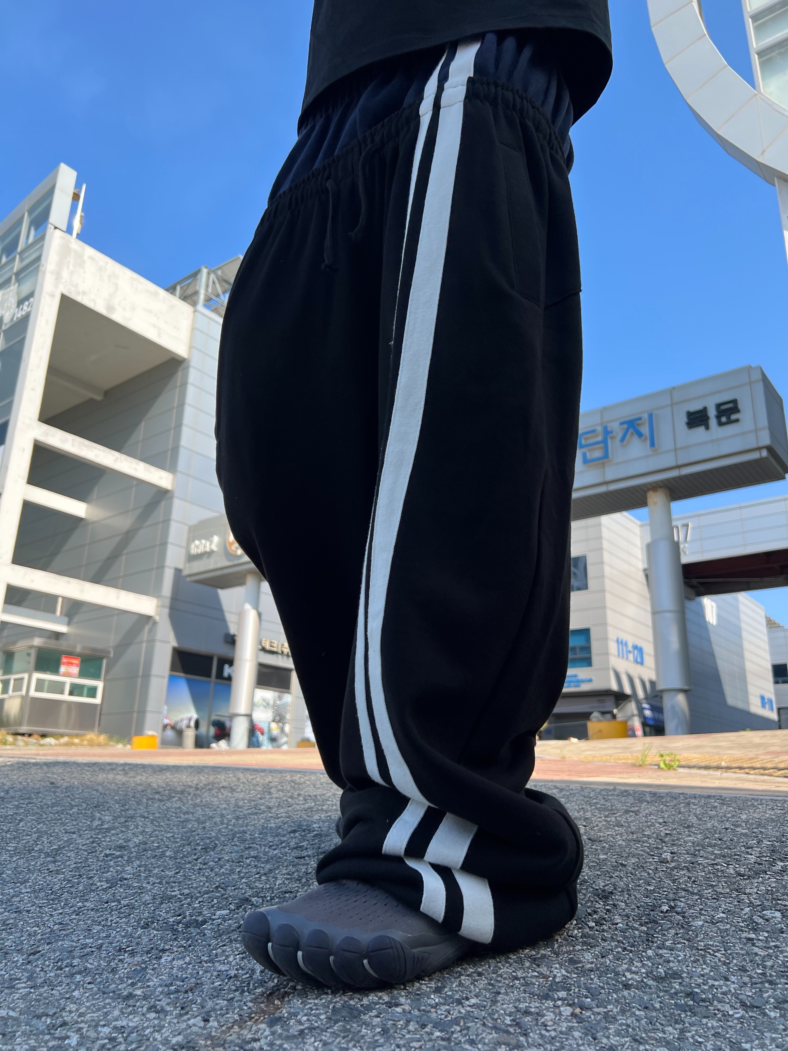 Awende Requiem Silk Scarf Multi, ROARINGRAD Double Waist Sweat Pants Black 착용 스타일 - 4