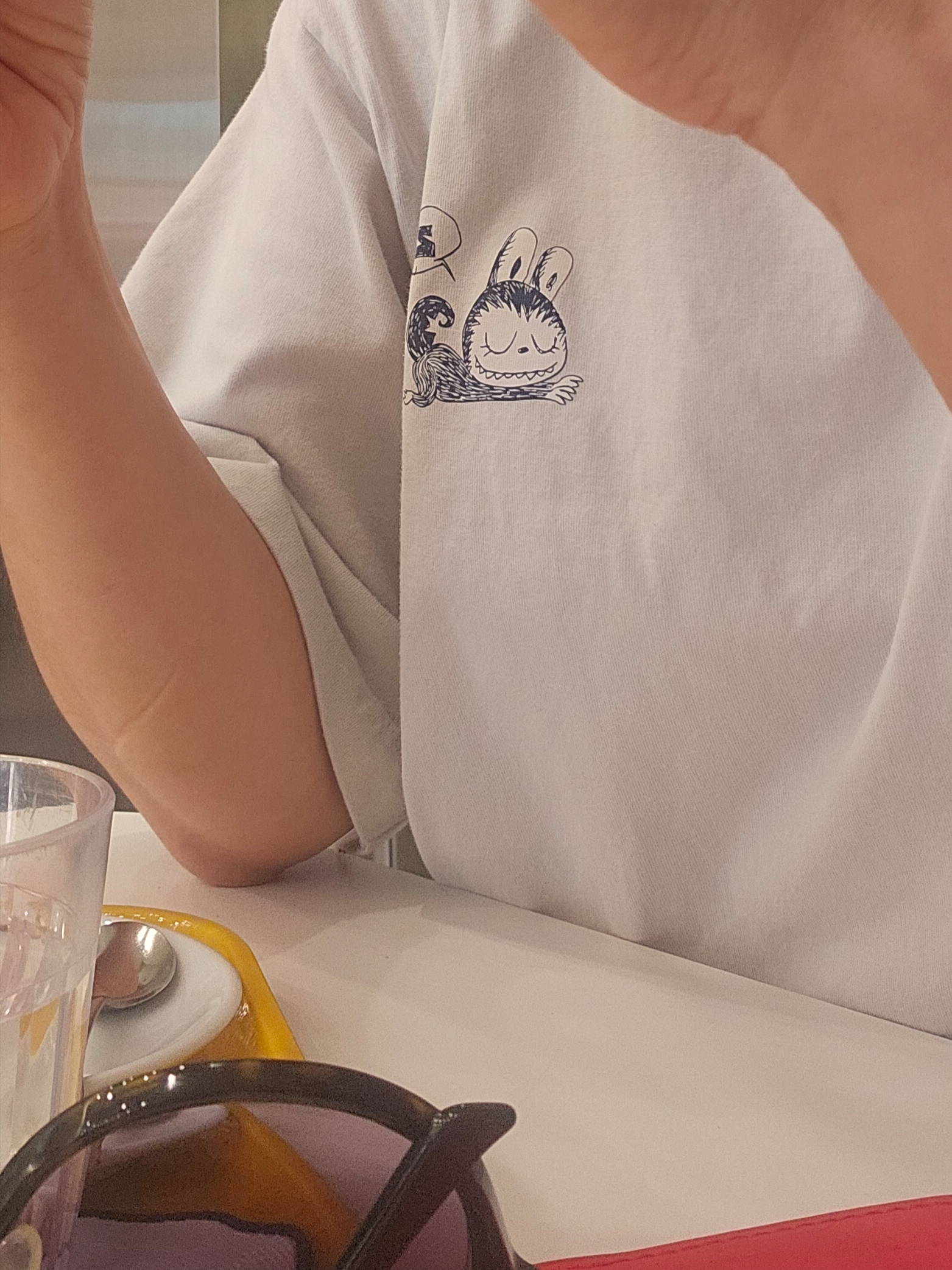 (W) Uniqlo UT x Pop Mart Graphic T-Shirt G Light Gray - JP, Starbucks x BAPE Baby Milo Keychain 착용 스타일 - 1