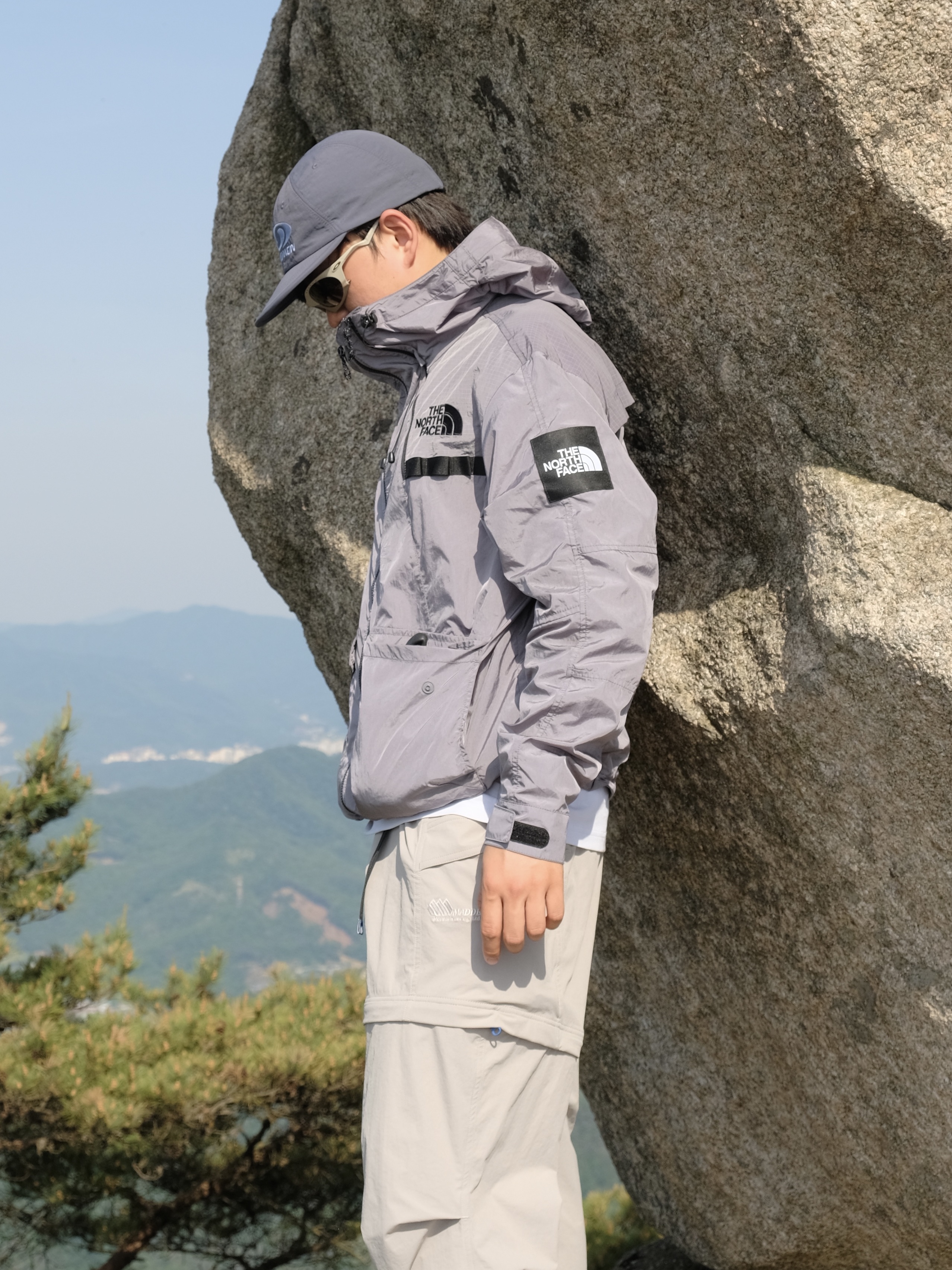 Oakley Plantaris Matte Sand Frame Prizm Brown Gradient Lenses Regular Universal Fit, The North Face White Label Sheldon Jacket Cool Gray 착용 스타일 - 1