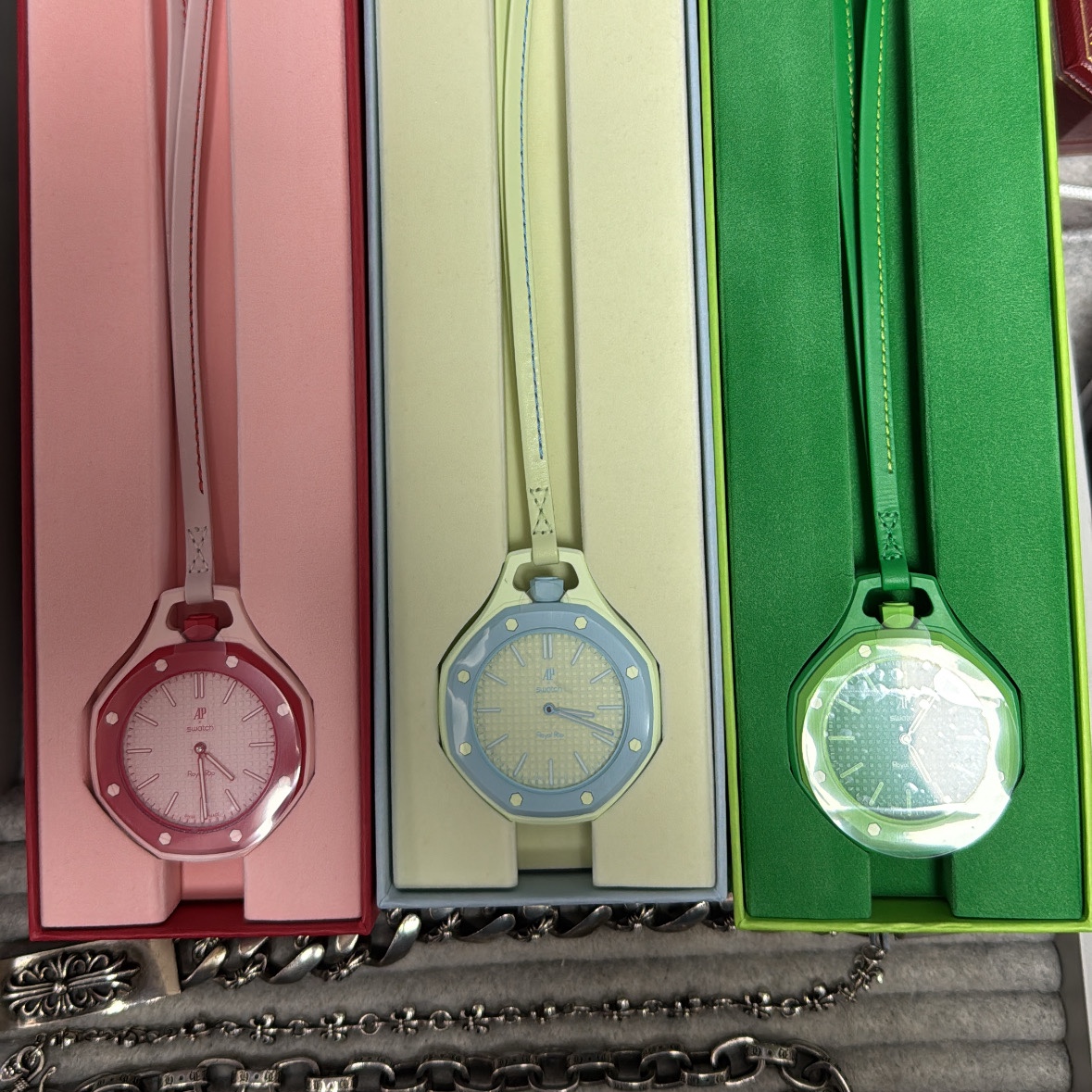 Swatch x Audemars Piguet Bioceramic Royal Pop Blaue Acht, Swatch x Audemars Piguet Bioceramic Royal Pop Green Eight 착용 스타일
