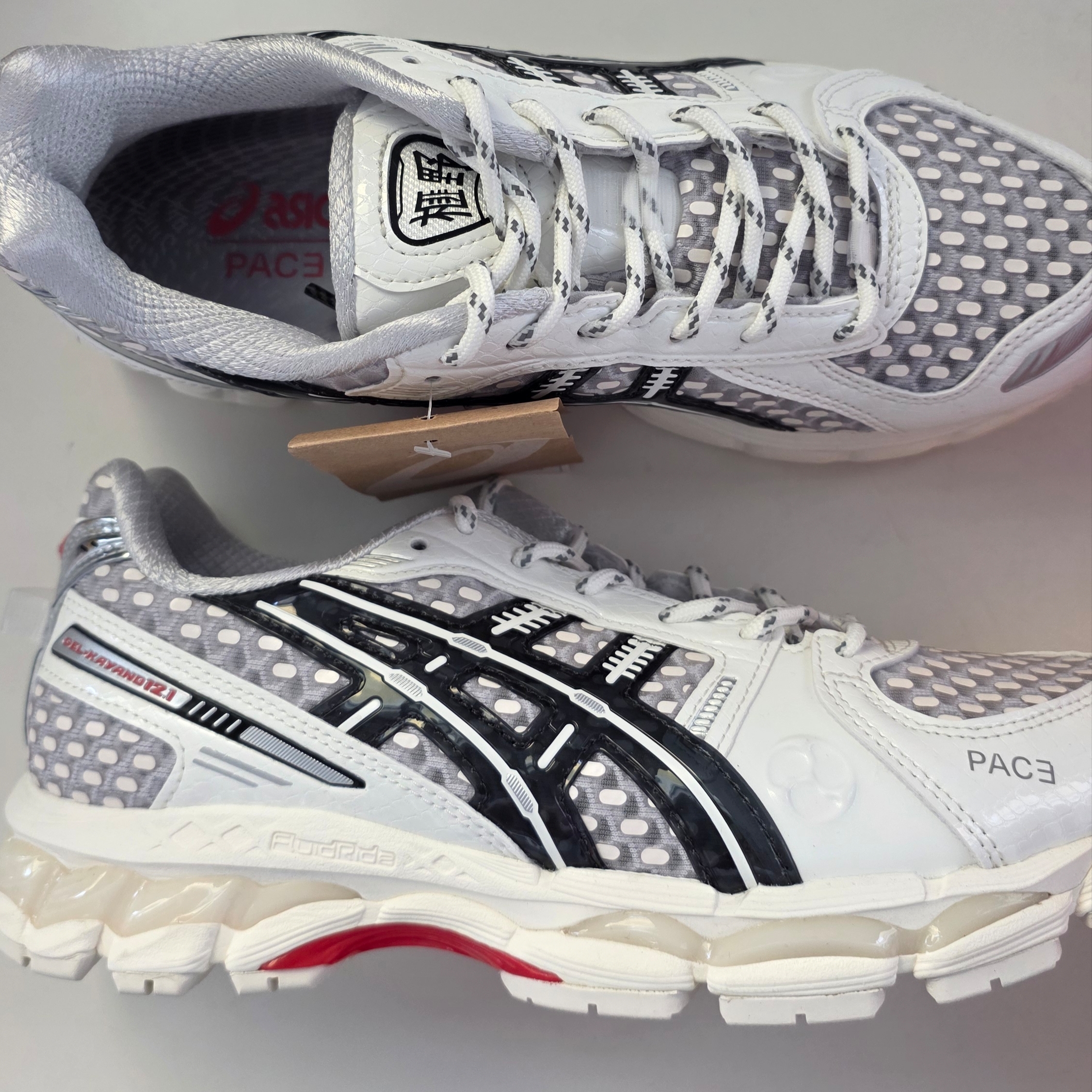 Asics x Pace Gel-Kayano 12.1 Cream Black μ°©μ© μ€νμΌ