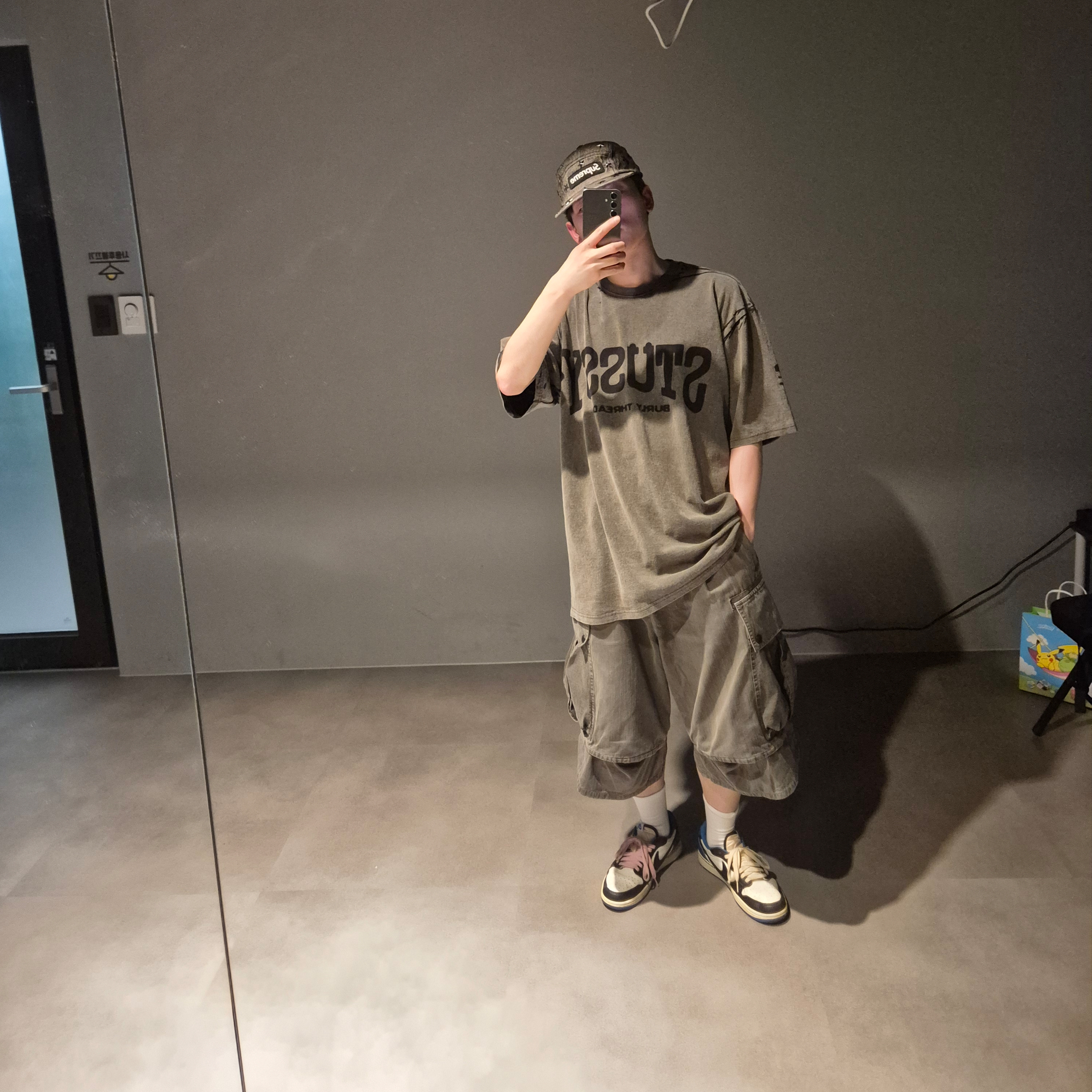 Supreme Stars Studded Denim Camp Cap Washed Black - 26SS, Jordan 1 x Travis Scott x Fragment Retro Low OG SP Military Blue 착용 스타일 - 3