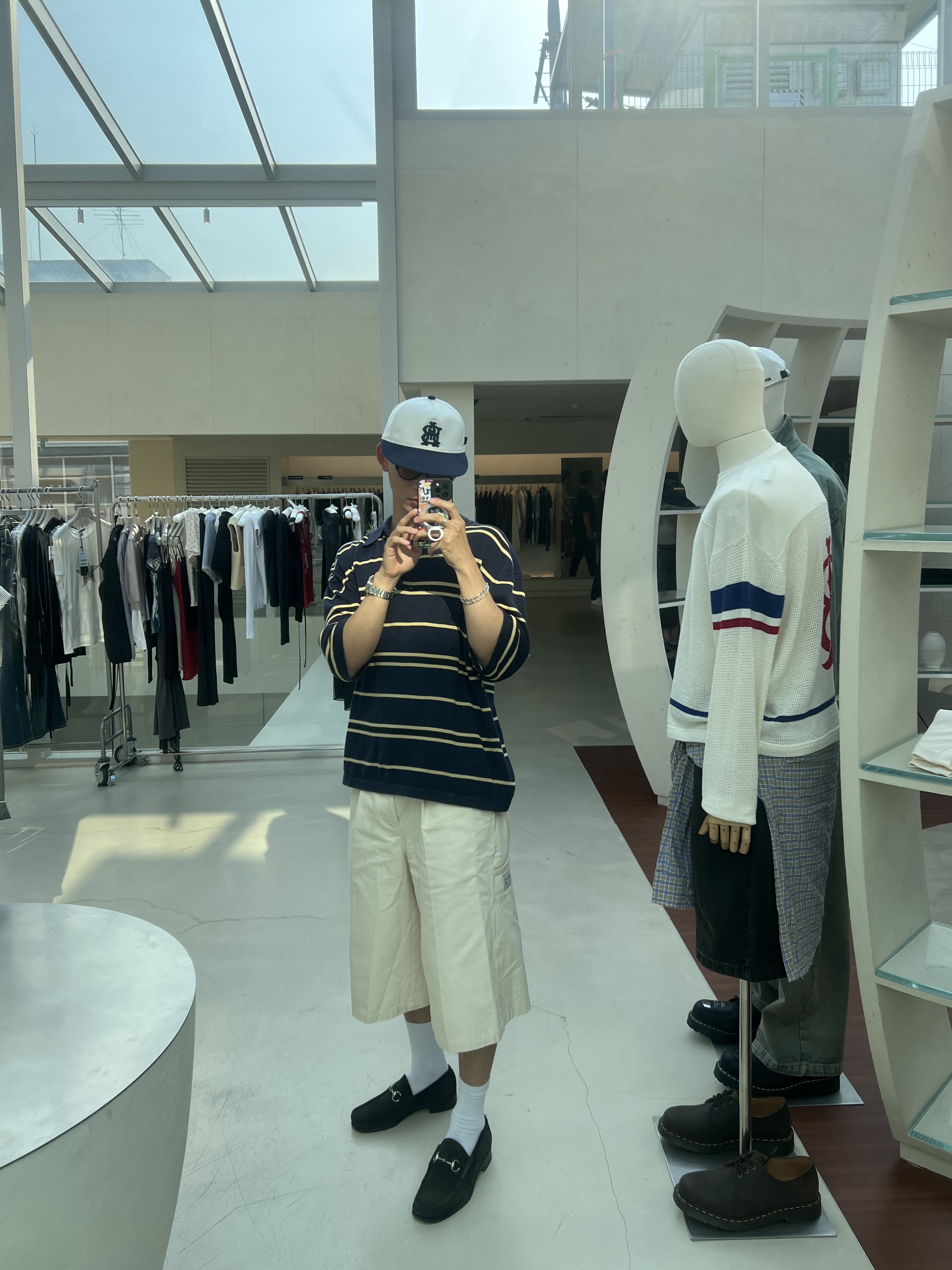 [KREAM 단독] [재입고] About:Blank Monogram Contrast Cap Ecru Navy - 26SS, Zara x Willy Chavarria Striped Knit Polo Shirt Navy Blue 착용 스타일 - 1