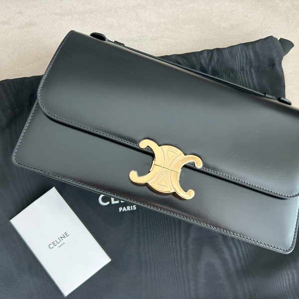 Celine Medium Triomphe Folio in Shiny Calfskin Black 착용 스타일