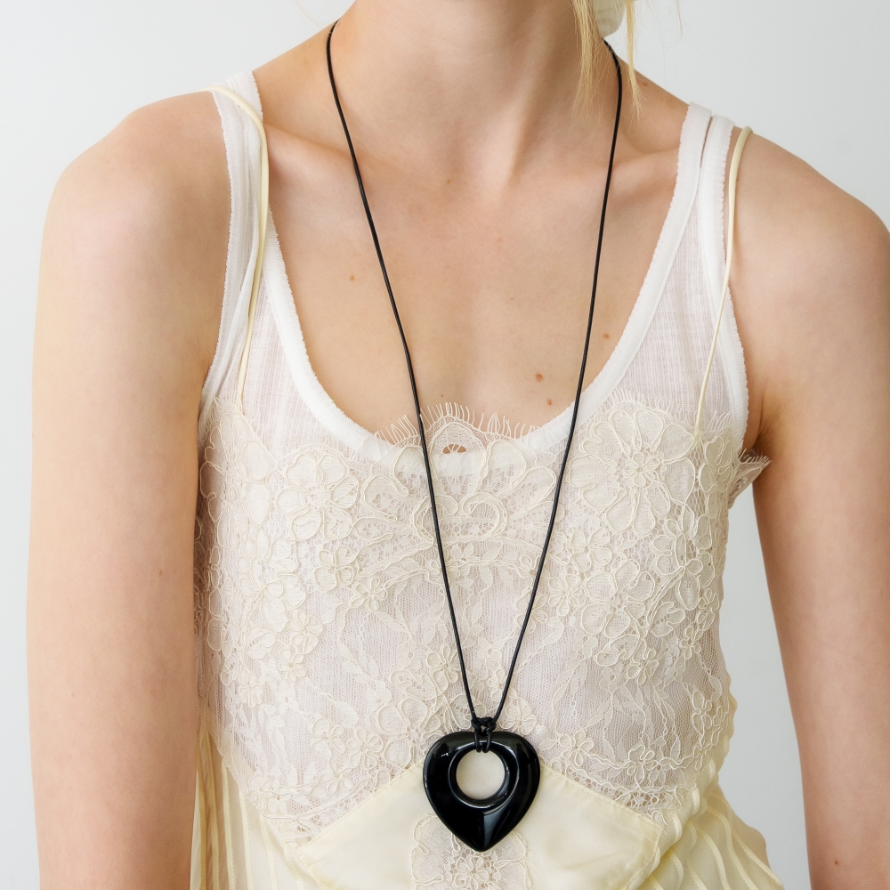 러브미몬스터 빅 러브 롱 레더 목걸이 블랙(lovememonster Big Love Long Leather Necklace BLACK) - 2