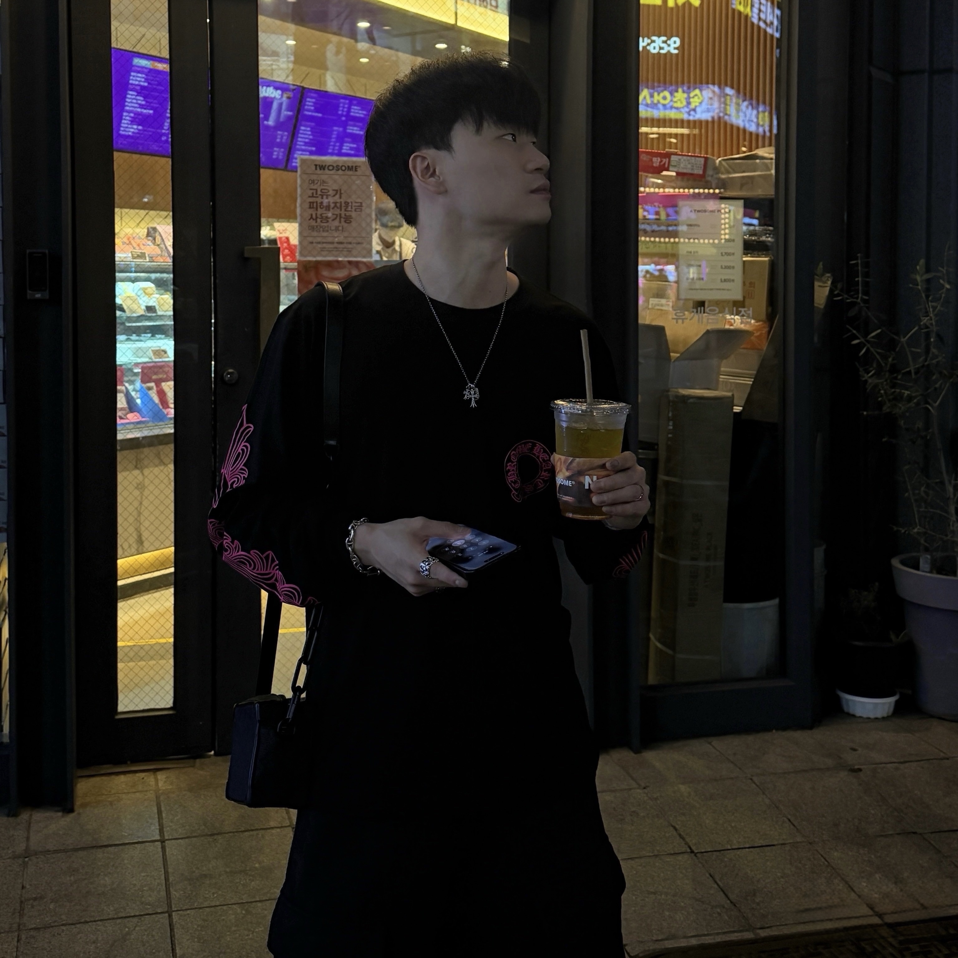 Chrome Hearts Horseshoe Logo Long Sleeve T-Shirt Black Pink, ETCE Vintage Over Sweat Shorts Black 착용 스타일