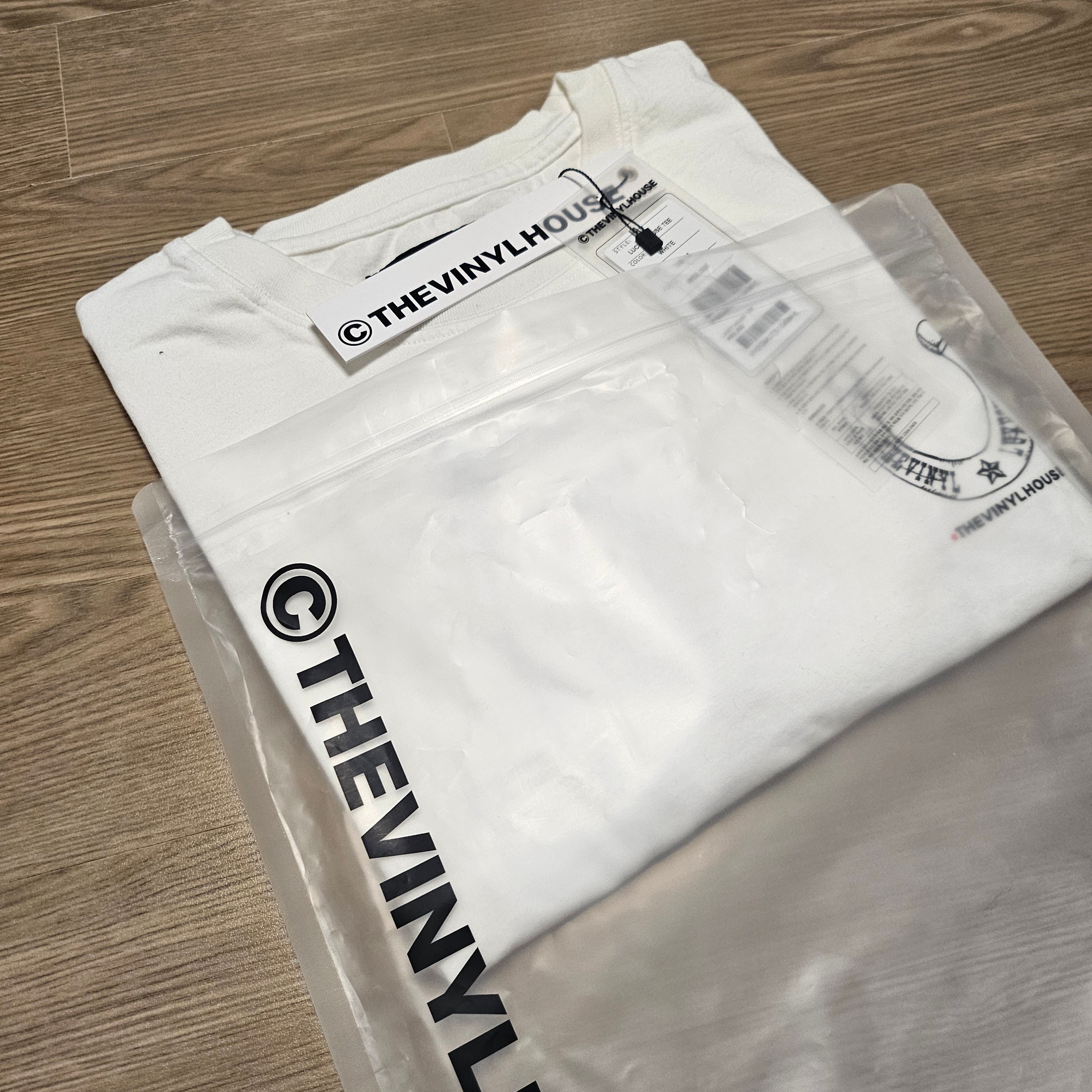 Thevinylhouse Lucky House Tee White 착용 스타일 - 7