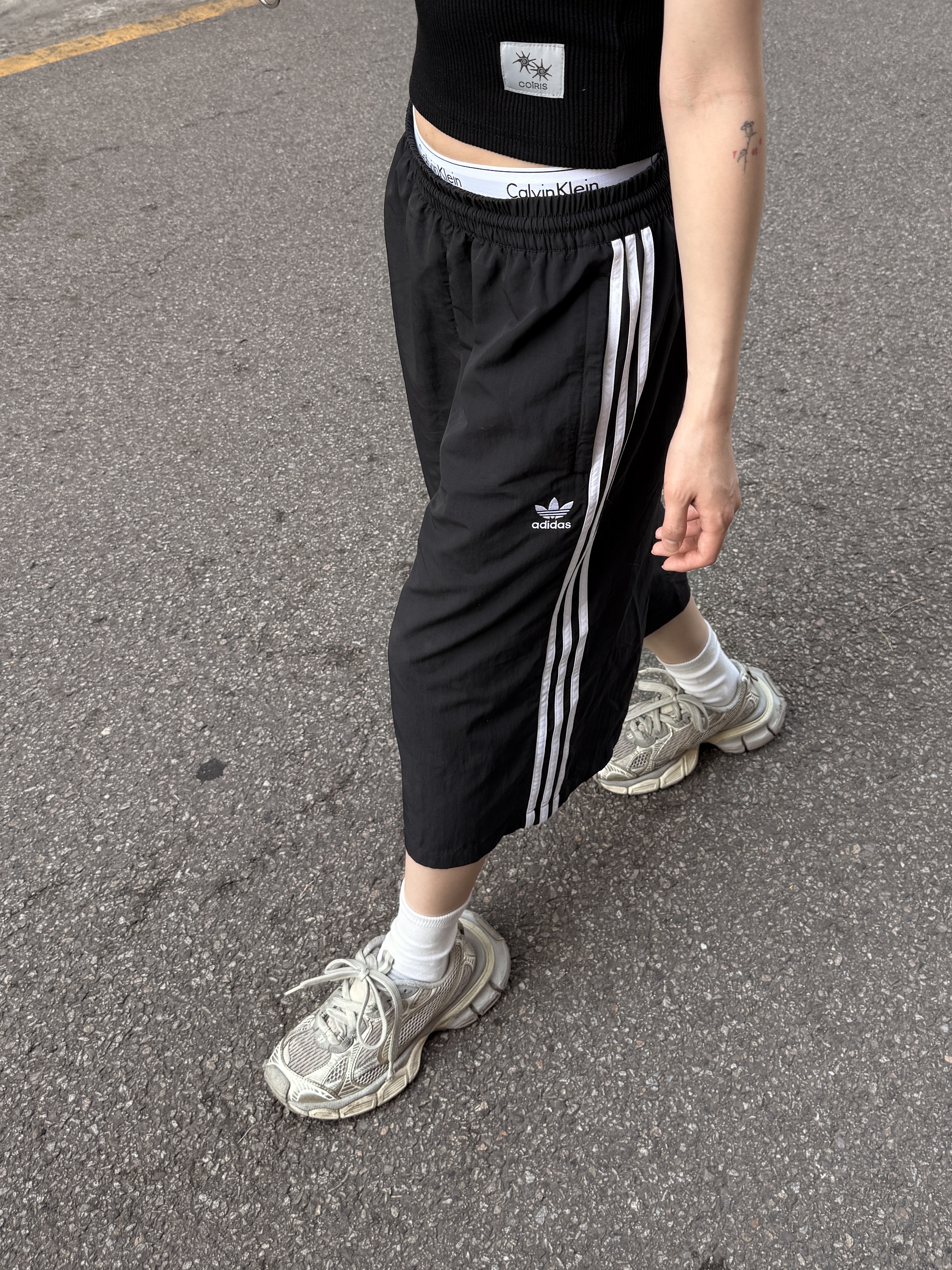 Adidas Originals Capri Shorts Black White - KR Sizing, Balenciaga 3XL Sneakers Light Beige 착용 스타일 - 1
