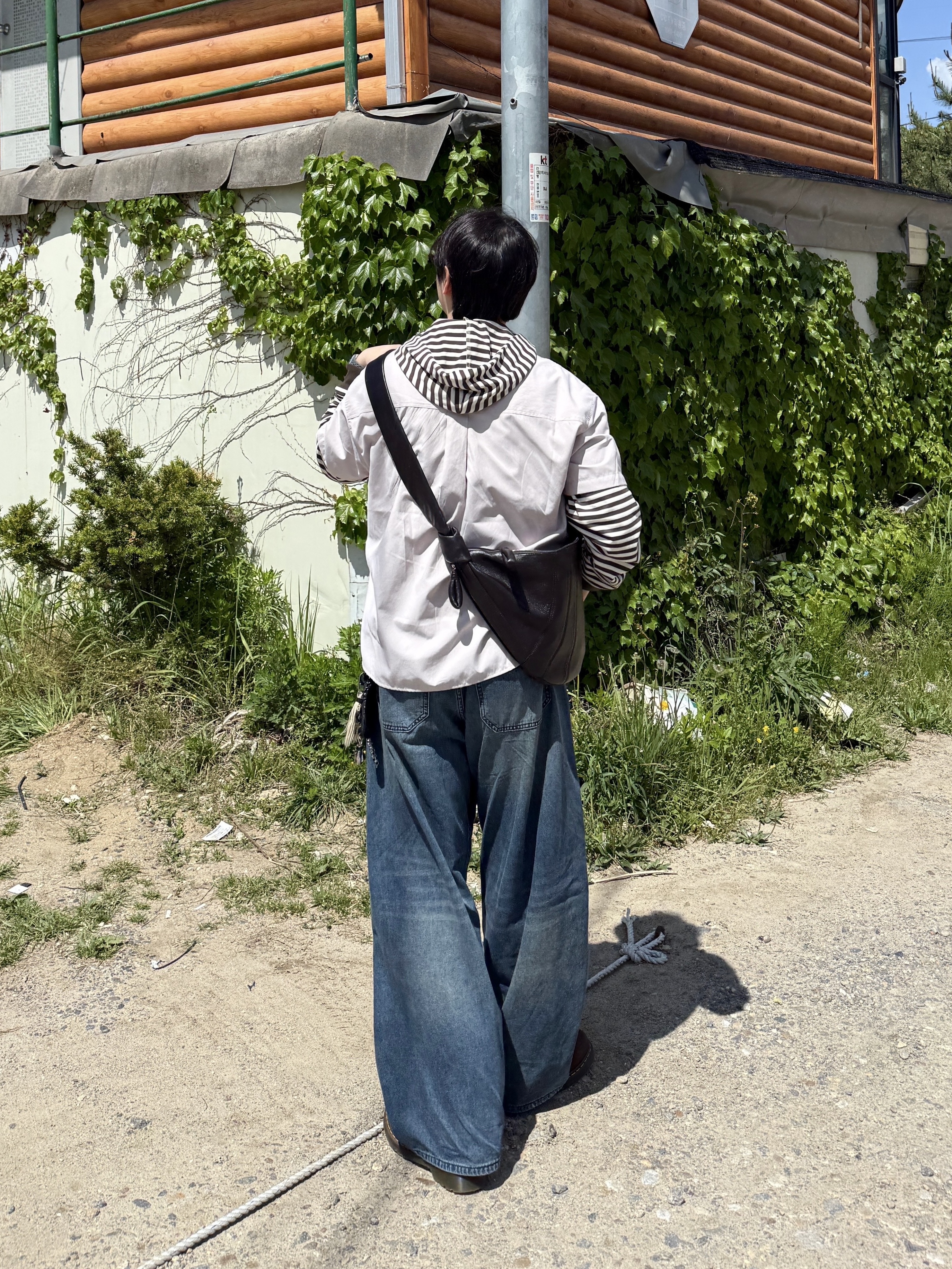 Lemaire Large Croissant Bag Soft Nappa Leather Dark Chocolate, Dr. Martens 1461 Crazy Horse Dark Brown 착용 스타일 - 3