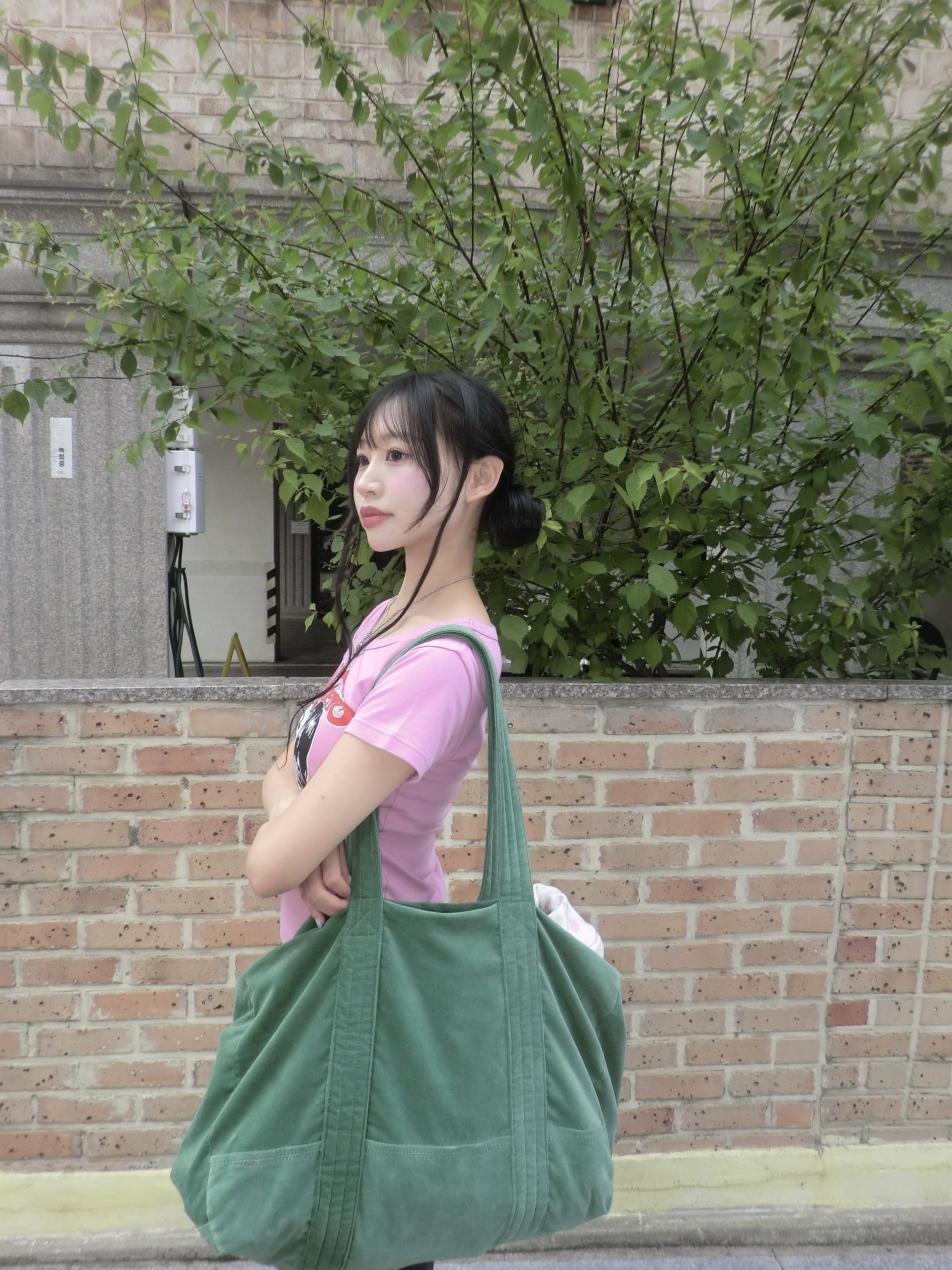 (W) Hysteric Glamour x Sanrio Kitty On Woman T-Shirt Pink, COYSEIO 038 Oversized Tote Bag Green 착용 스타일 - 2