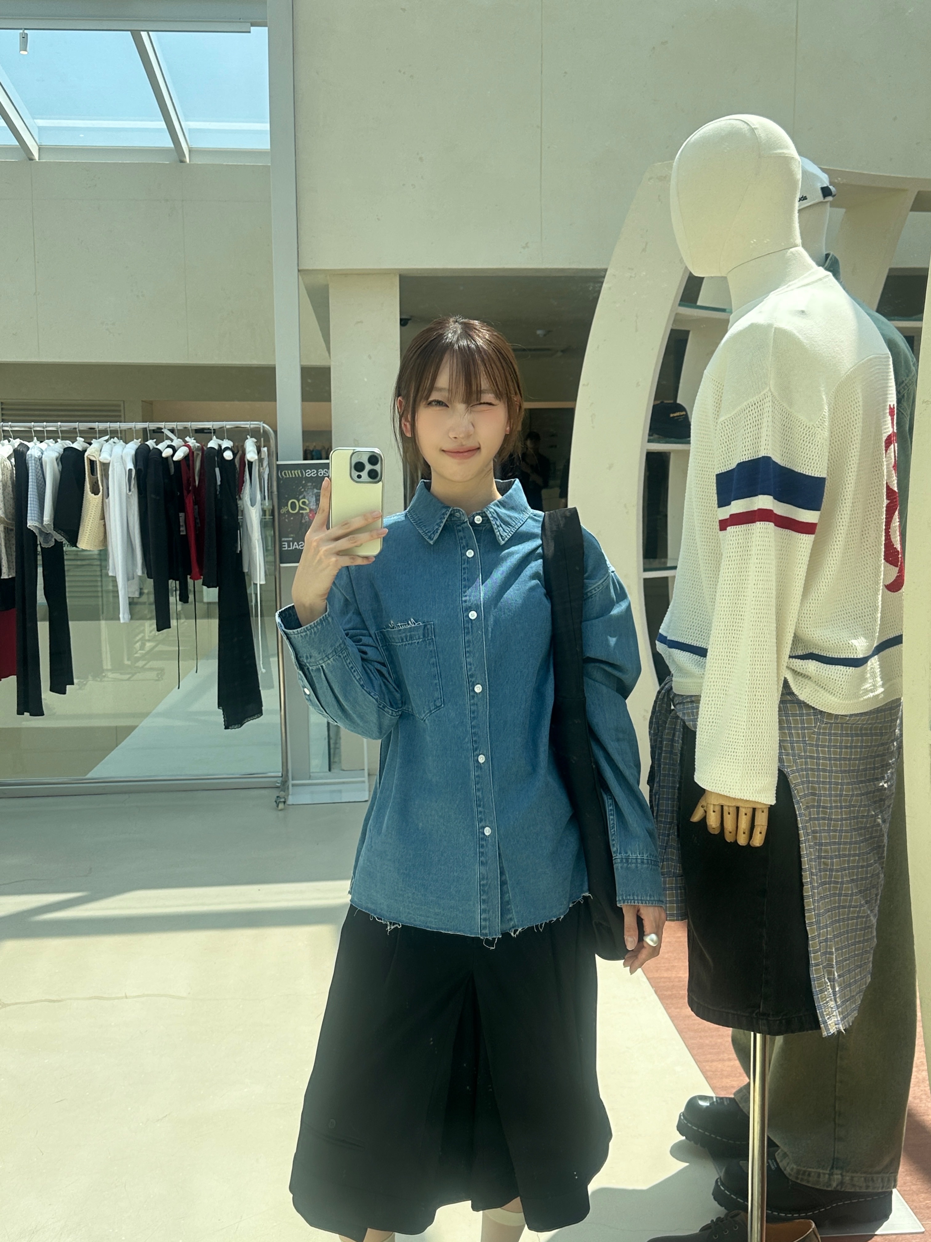 [KREAM 단독] About:Blank Tote Bag Black - 26FW, [KREAM 단독] About:Blank Denim Script Shirt Blue Wash - 26FW 착용 스타일 - 2
