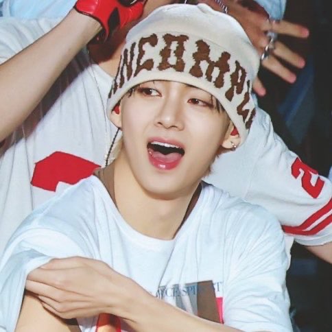[BTS 뷔 착용]Allincomplete Pompom Logo Jacquard Beanie Ivory 착용 스타일 - 2