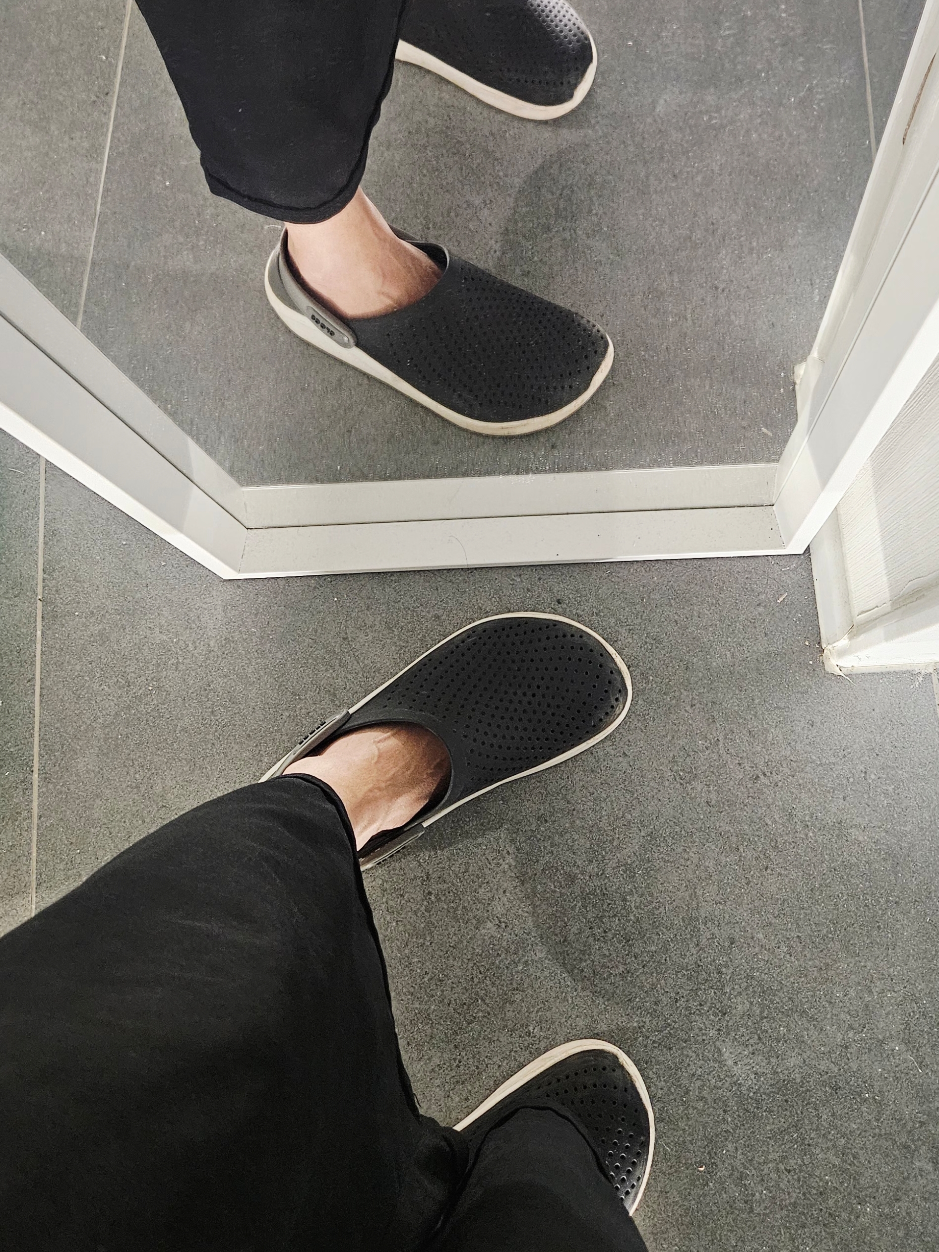 Crocs Literide Clog Black Smoke 착용 스타일 - 1