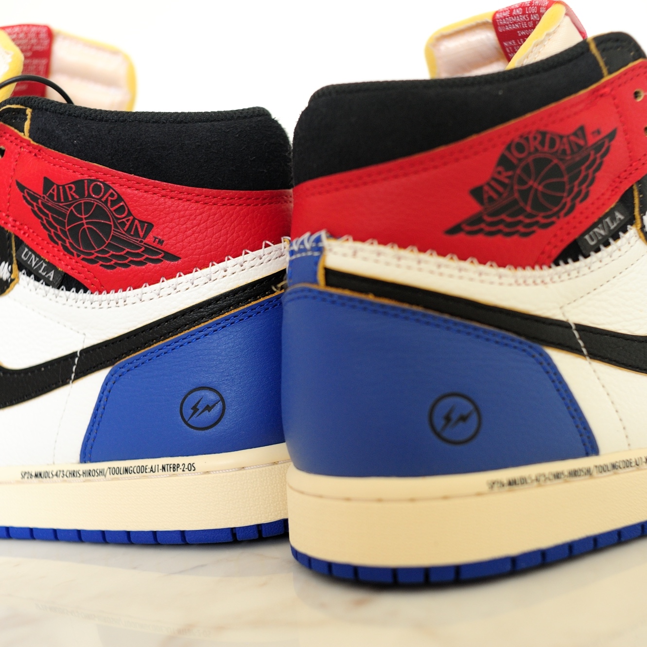 Jordan 1 x Fragment x Union LA Black and Varsity Red 착용 스타일 - 3