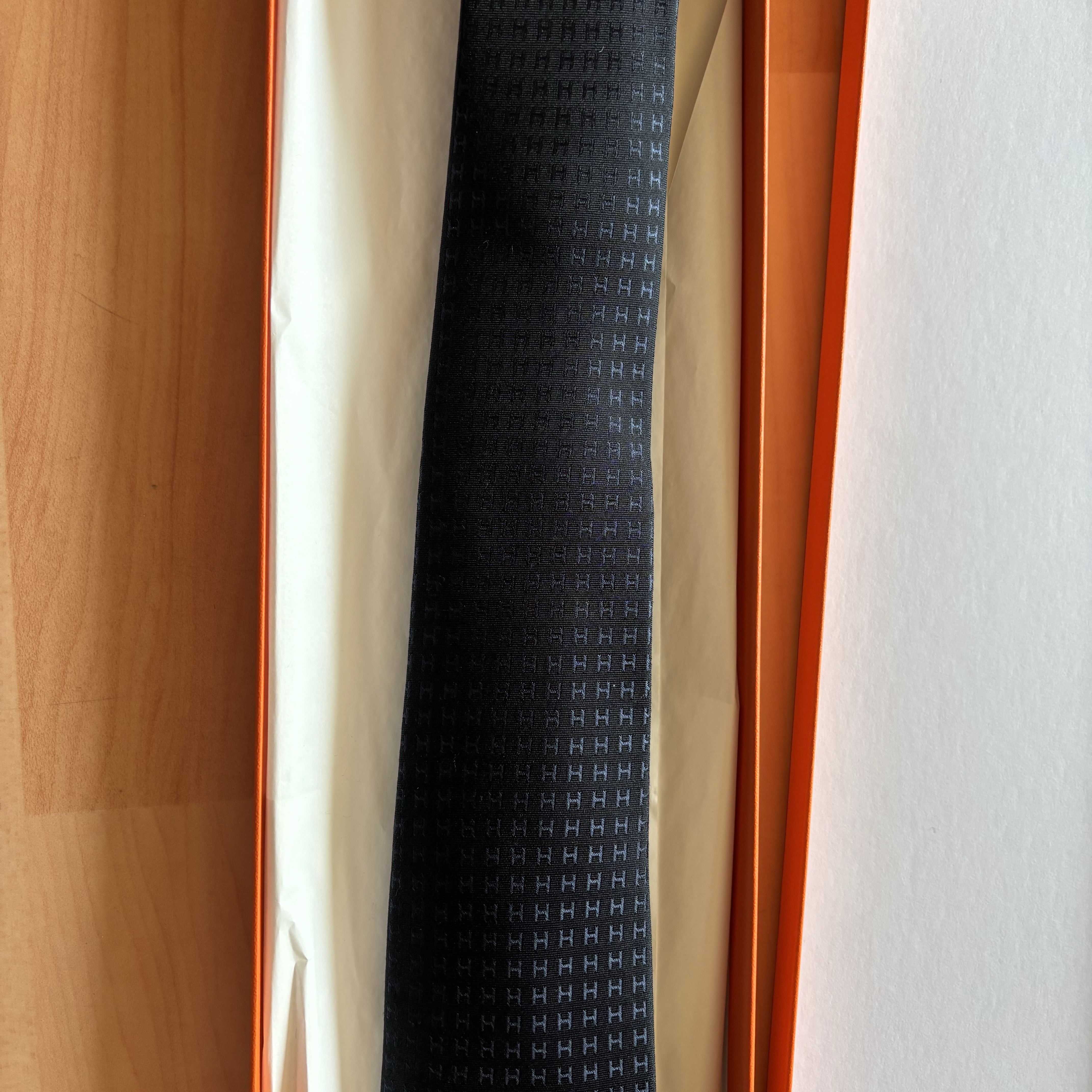 Hermes Faconnee H Bicolore Tie Marine Noir 착용 스타일 - 2