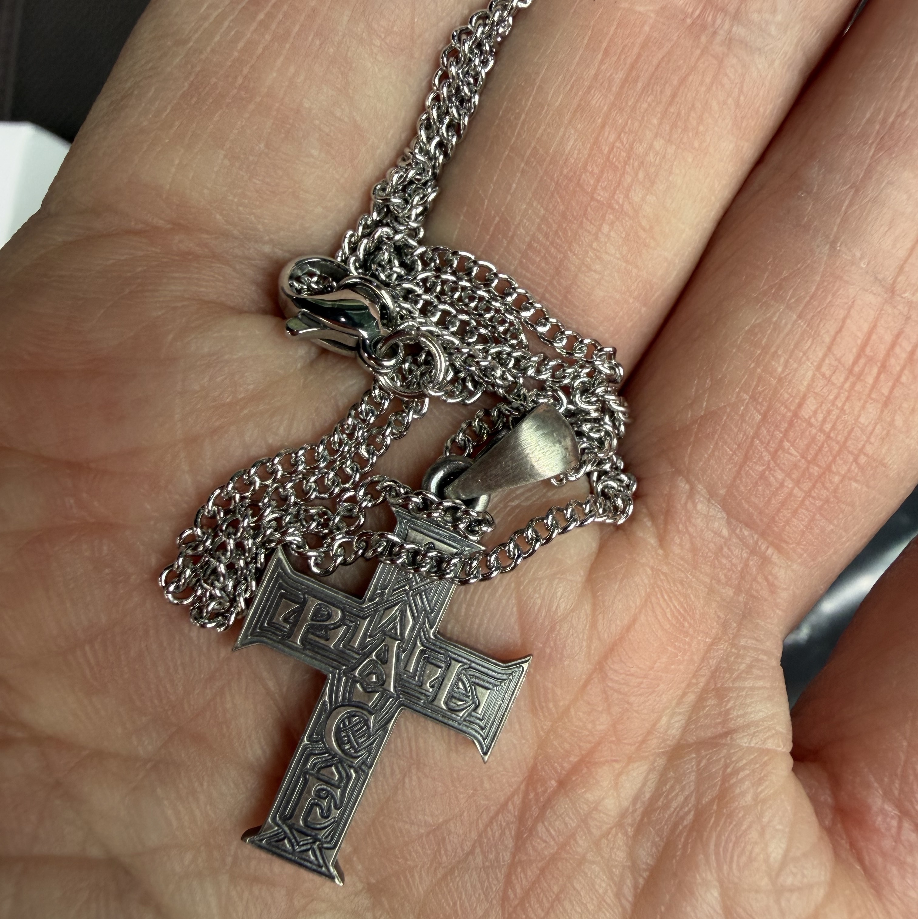 Palace Cross Pendant Silver - 26SS 착용 스타일