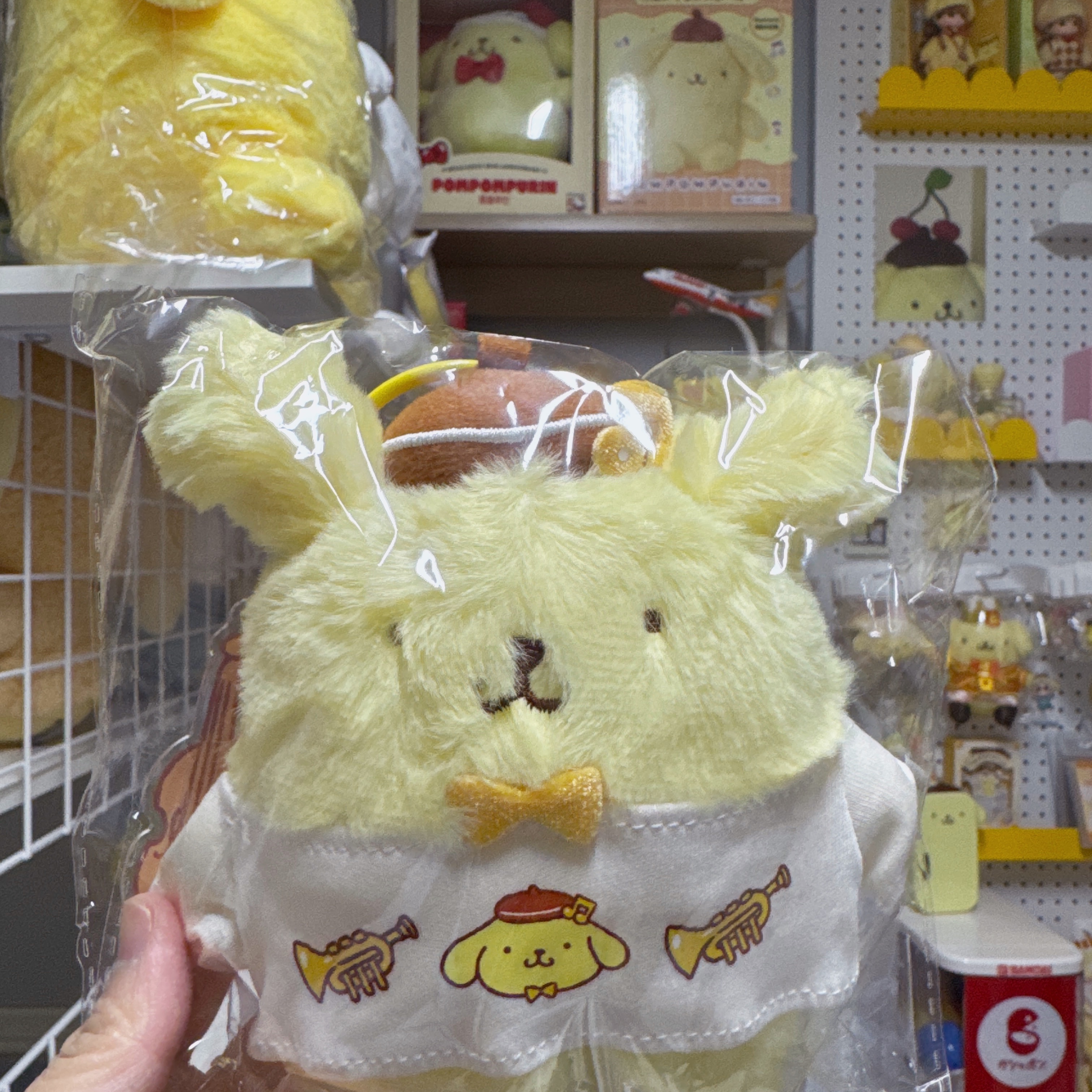 SJF X POMPOMPURIN PLUSH KEYCHAIN - YELLOW 착용 스타일 - 2