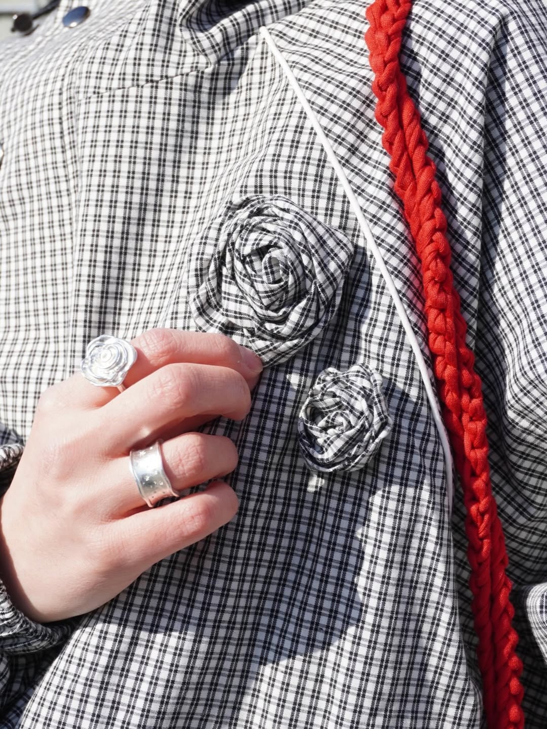 Rosefrantz Rose Corsage Check Windbreaker [Black] 착용 스타일 - 7