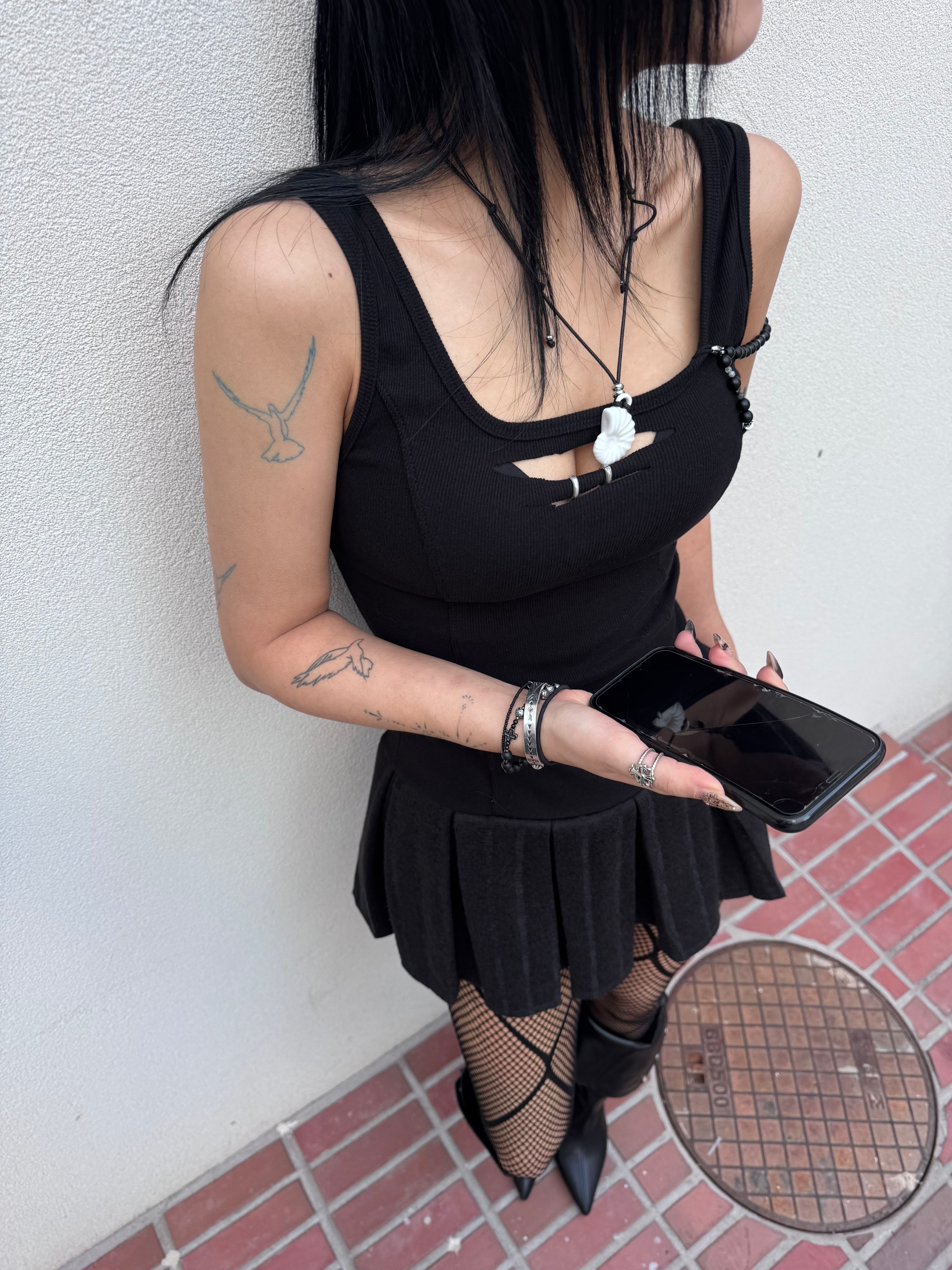 [KREAM 단독] SØAR Destroy Pleats Beads Dress Black, [KREAM 단독] SØAR Destroy Pleats Beads Dress White 착용 스타일 - 2