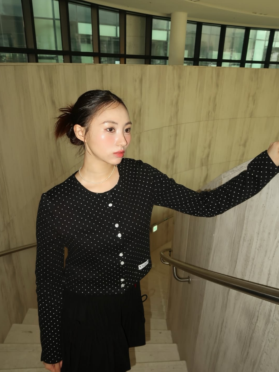 Rosefrantz Dot Button Point Cardigan [Black] 착용 스타일 - 2