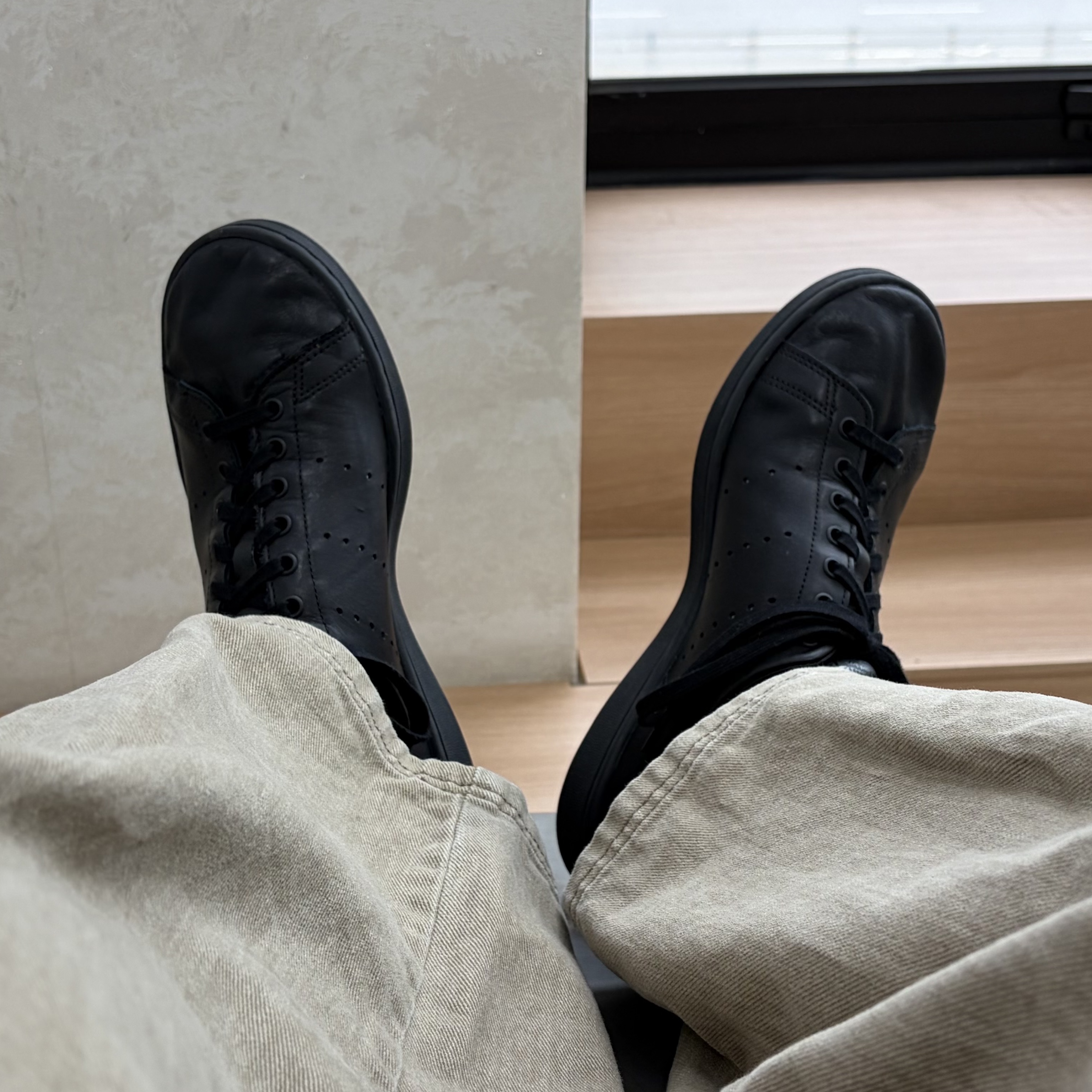 Adidas Stan Smith Decon Core Black 착용 스타일 - 2