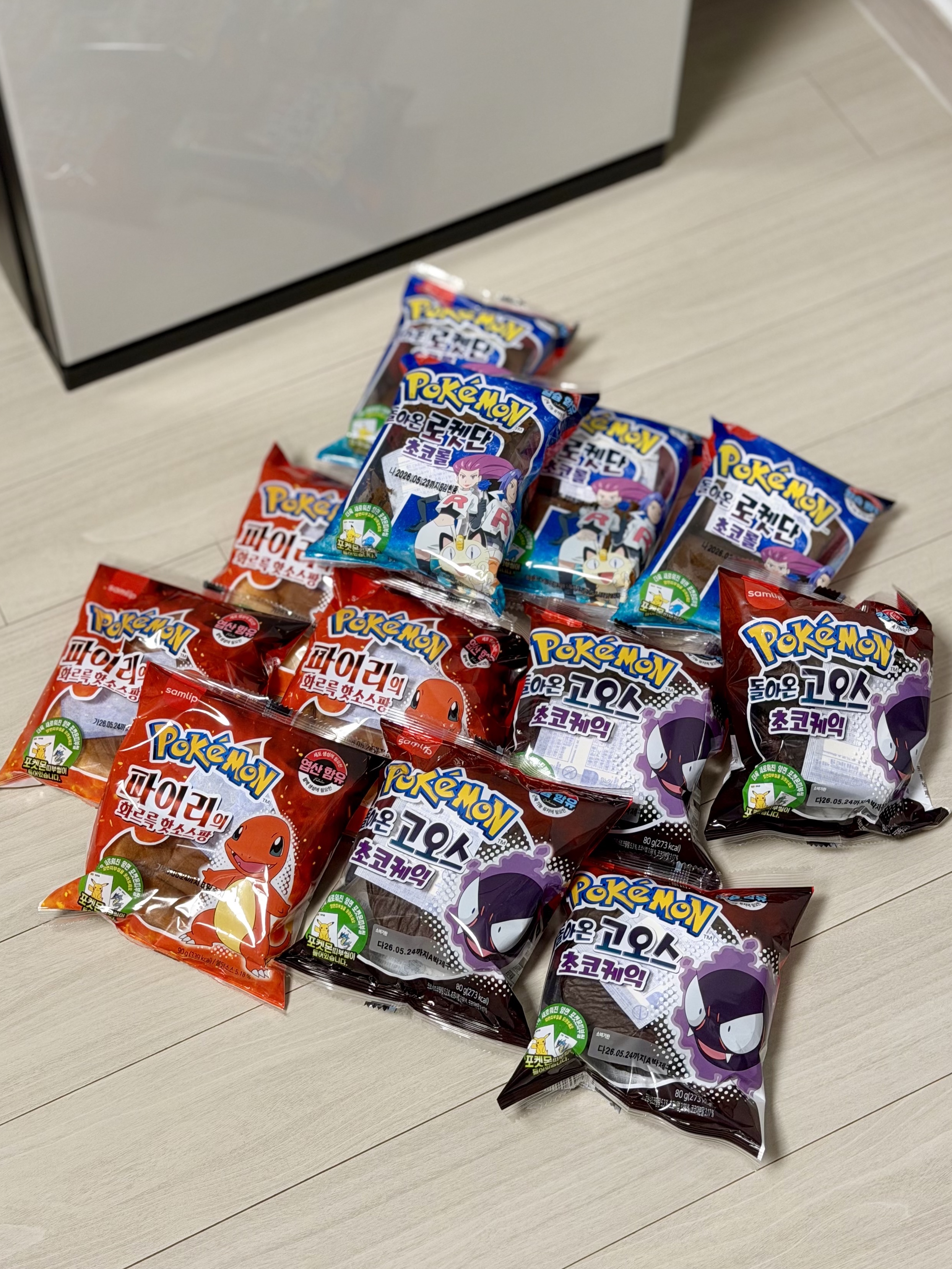 Samlip 3 types of 3 megahit Pokémon buns, 12 bags, [KREAM 단독] Samlip Pokémon Bread All-in-One Set (Limited to 3, Includes Complete 100-Sticker Collector Book) 착용 스타일