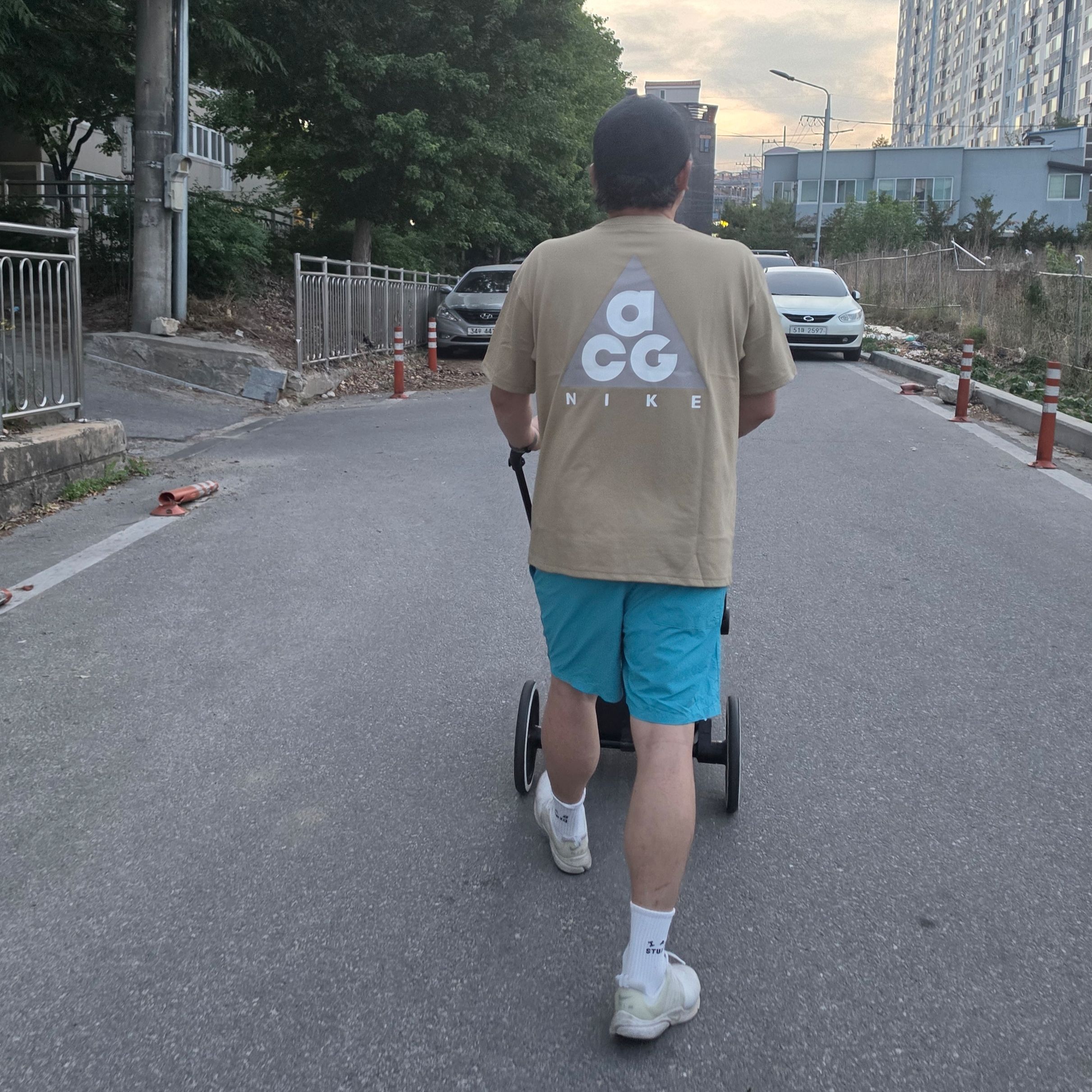 Nike ACG Max 90 T-Shirt Parachute Beige - Asia, IAB Studio Socks White (5 Pack) 착용 스타일