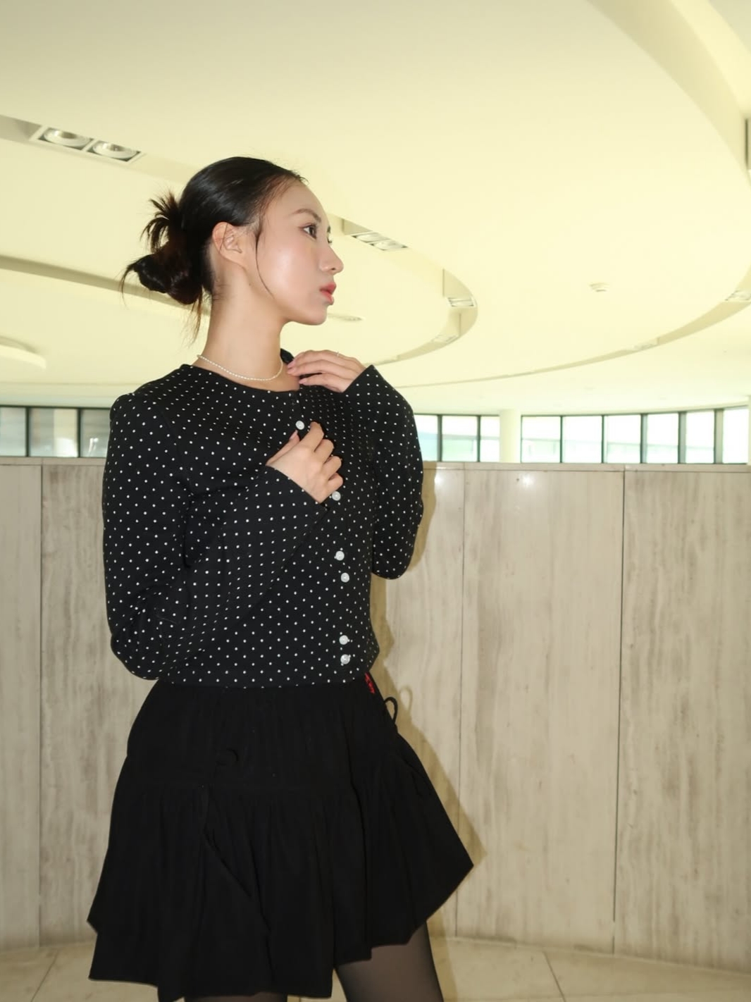 Rosefrantz Dot Button Point Cardigan [Black] 착용 스타일 - 4
