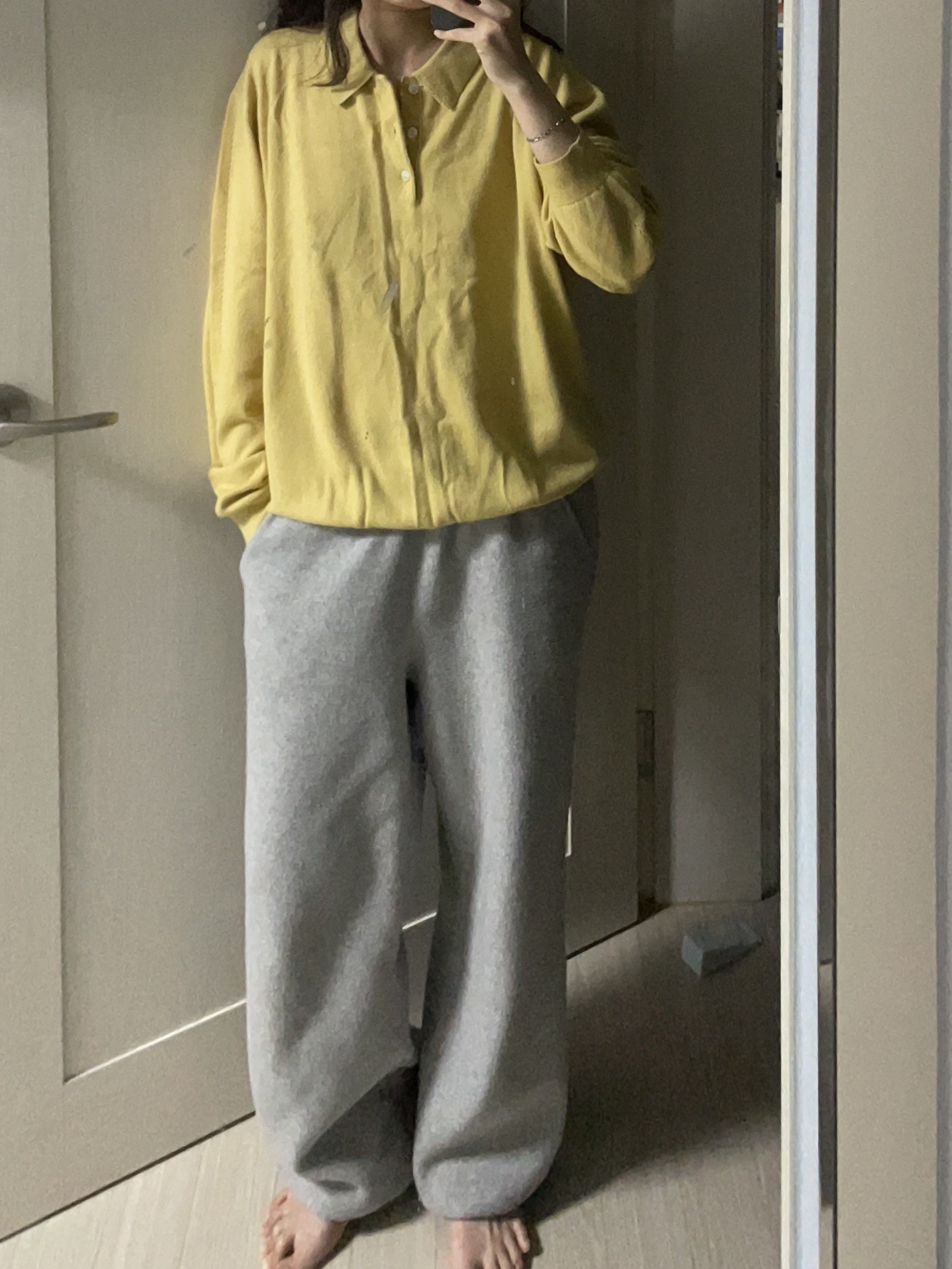 Noun Essential Collar Knit Mustard 착용 스타일