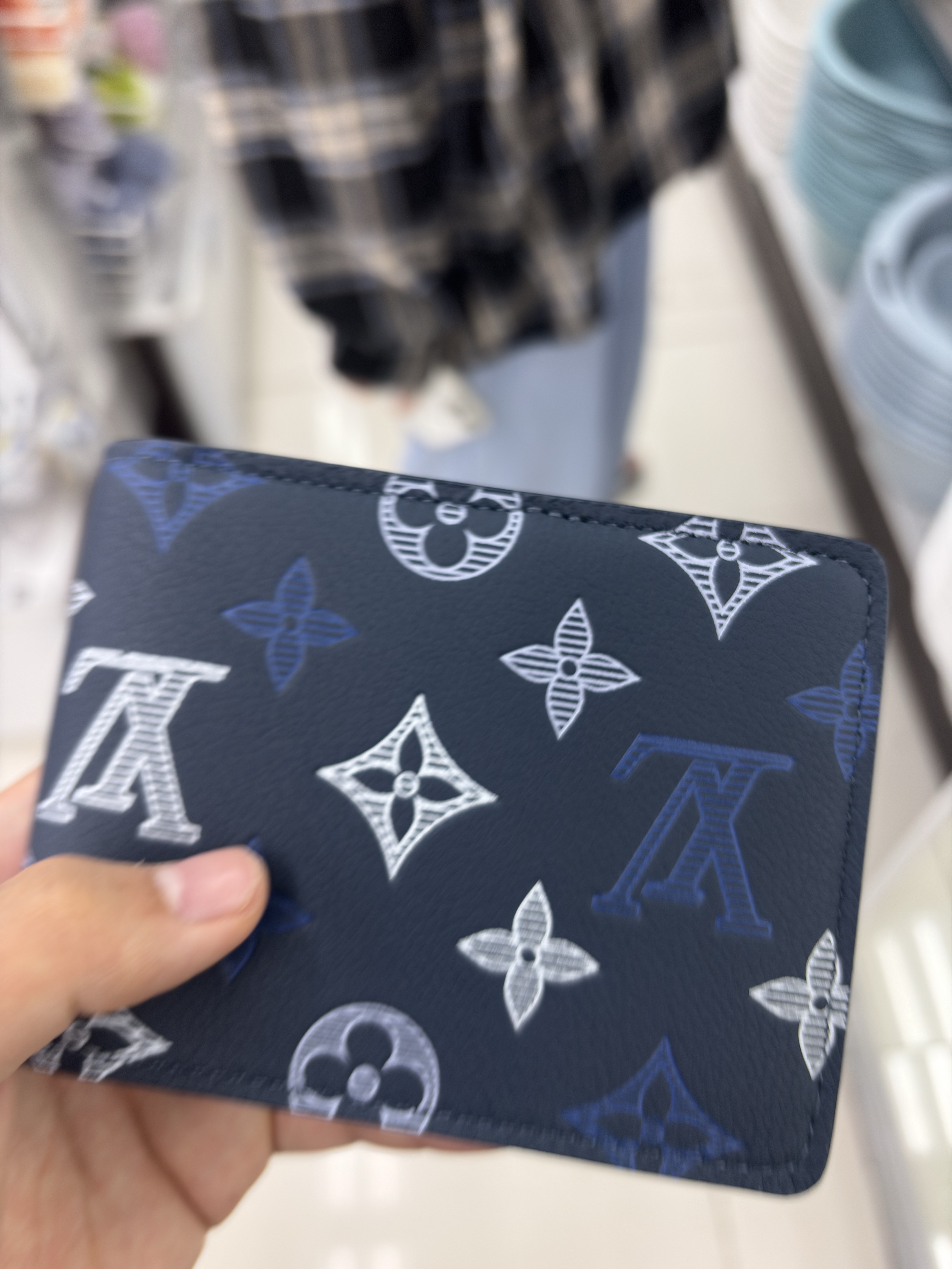 Louis Vuitton Multiple Wallet Navy Blue 착용 스타일 - 2