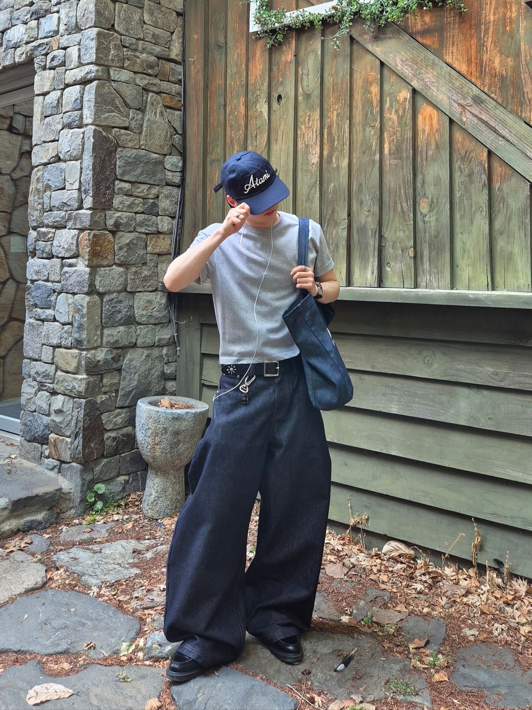 A.P.C. Daniela Shopping Bag Indigo, Dr. Martens Adrian Smooth Black ์ฐฉ์ฉ ์คํ์ผ - 3