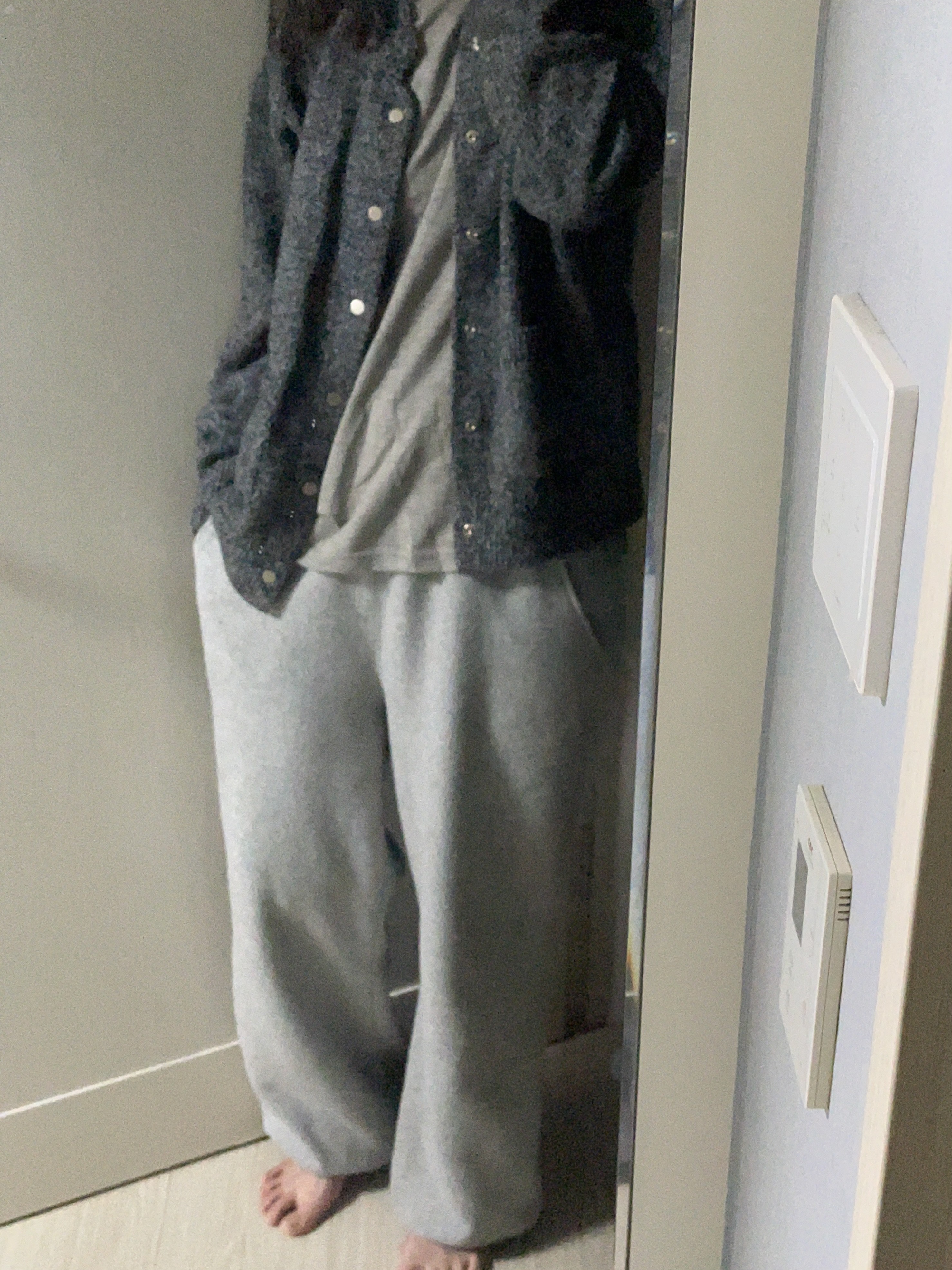 Waviness Varsity Line Cardigan Grey 착용 스타일