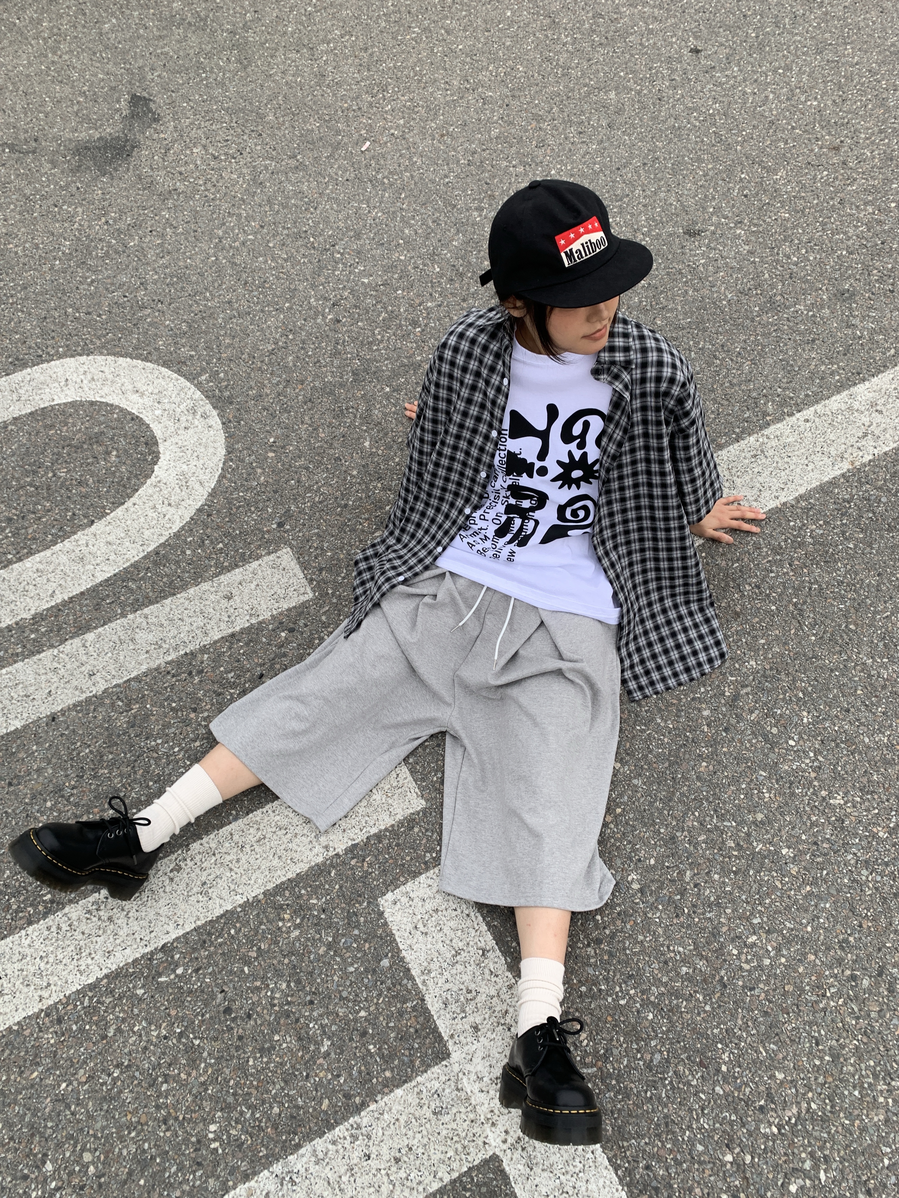 AOIRO 5-Panel Maliboo Cap Black, Dr. Martens 1461 Quad Black 착용 스타일 - 4