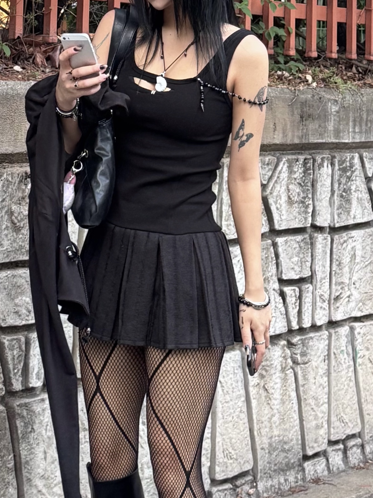 [KREAM 단독] SØAR Destroy Pleats Beads Dress Black, [KREAM 단독] SØAR Destroy Pleats Beads Dress White 착용 스타일 - 3