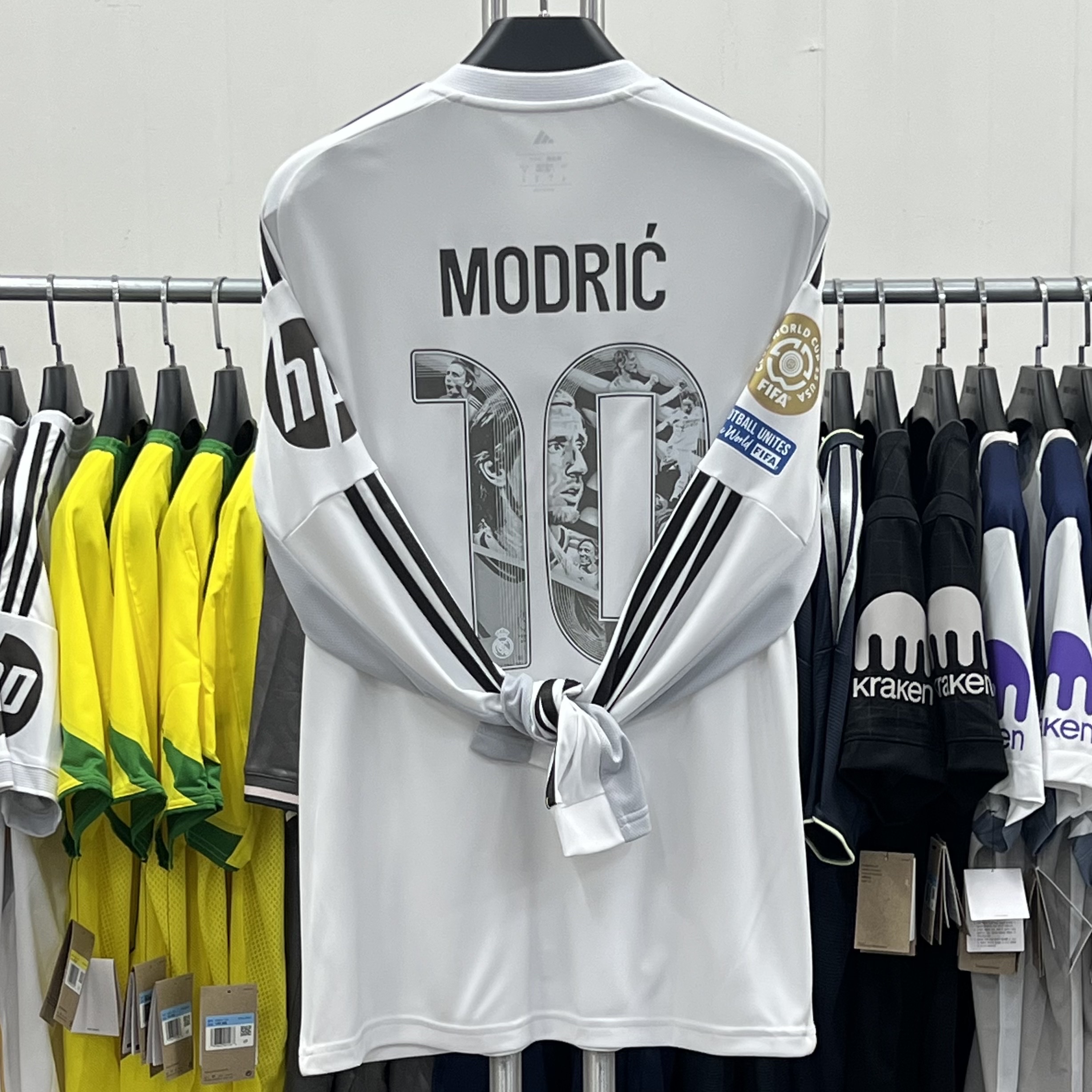 Adidas Real Madrid 99/00 Home Jersey White - KR Sizing (Non Marking Ver.), Adidas Real Madrid Originals Track Top Charcoal Grey - KR Sizing 착용 스타일 - 1