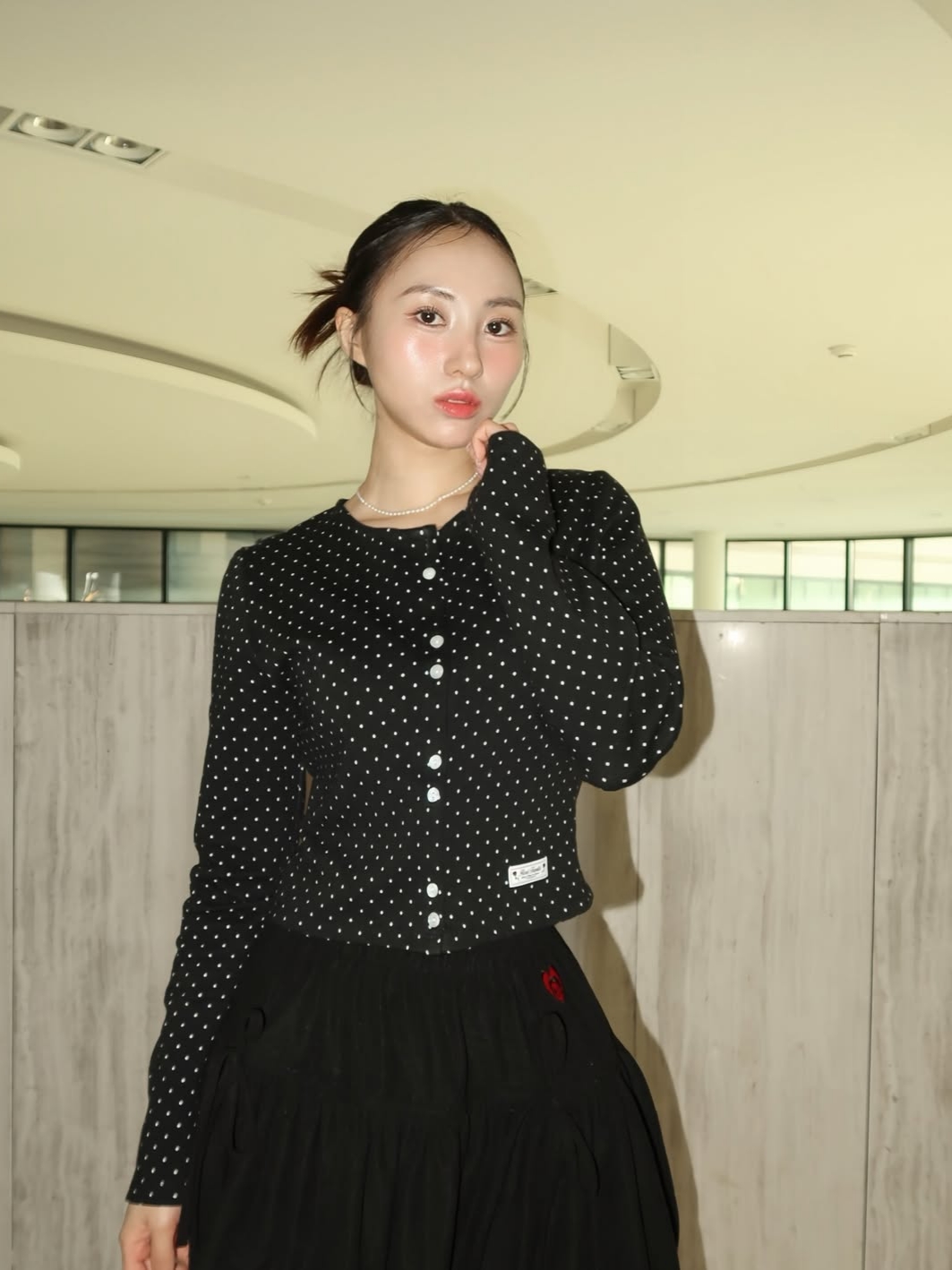 Rosefrantz Dot Button Point Cardigan [Black] 착용 스타일 - 1