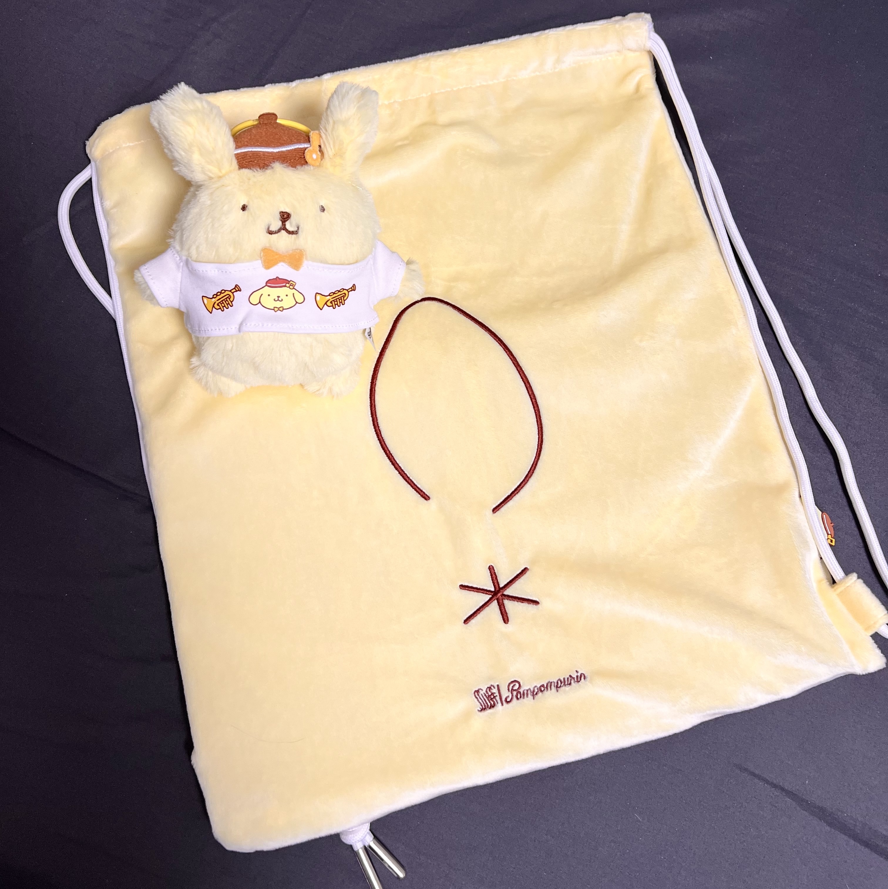 SJF X POMPOMPURIN PLUSH KEYCHAIN - YELLOW, SJF X POMPOMPURIN GYMSACK - YELLOW 착용 스타일 - 2