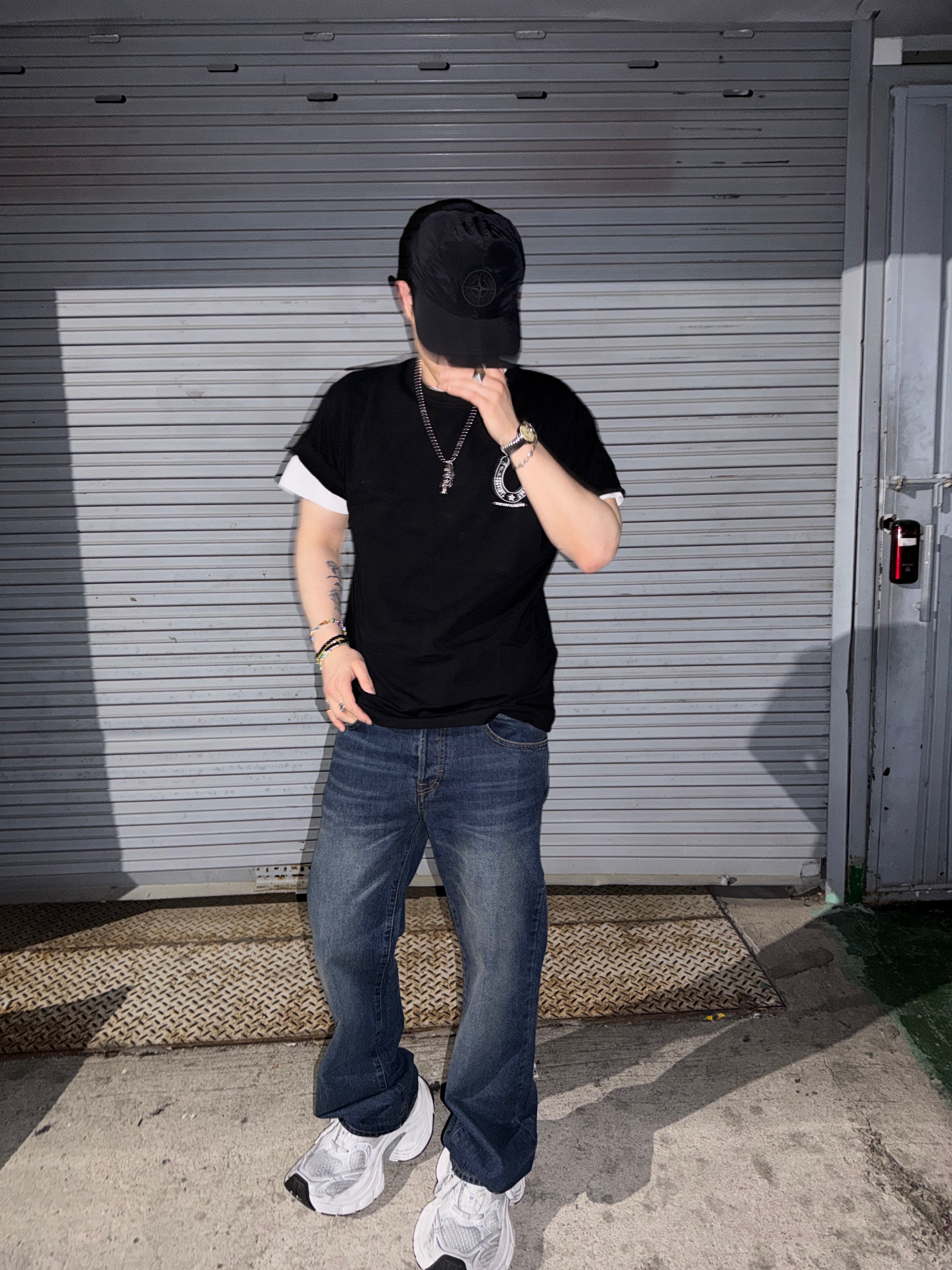Thevinylhouse Lucky House Tee Black 착용 스타일 - 3