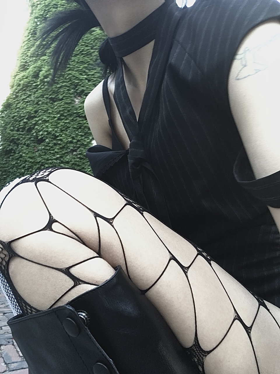 SØAR Stripe Slit Race Blouse Black, SØAR 2 Waistband Stripe Micro Short Pants Black 착용 스타일 - 1