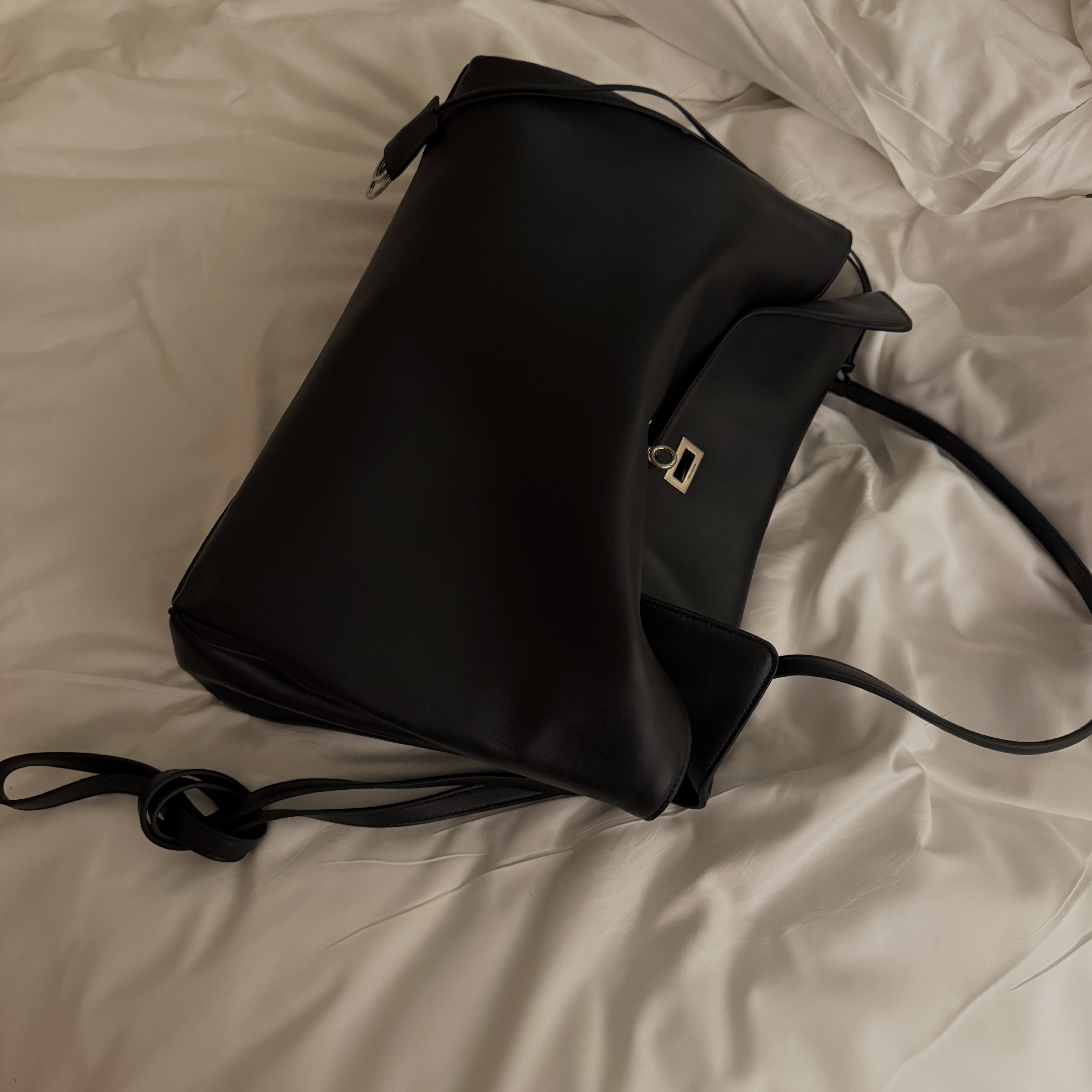 Balenciaga Rodeo Handbag Large Grained Calfskin Black, Stussy New Classic Jean Pigment Coated Denim Light Wash 착용 스타일 - 3