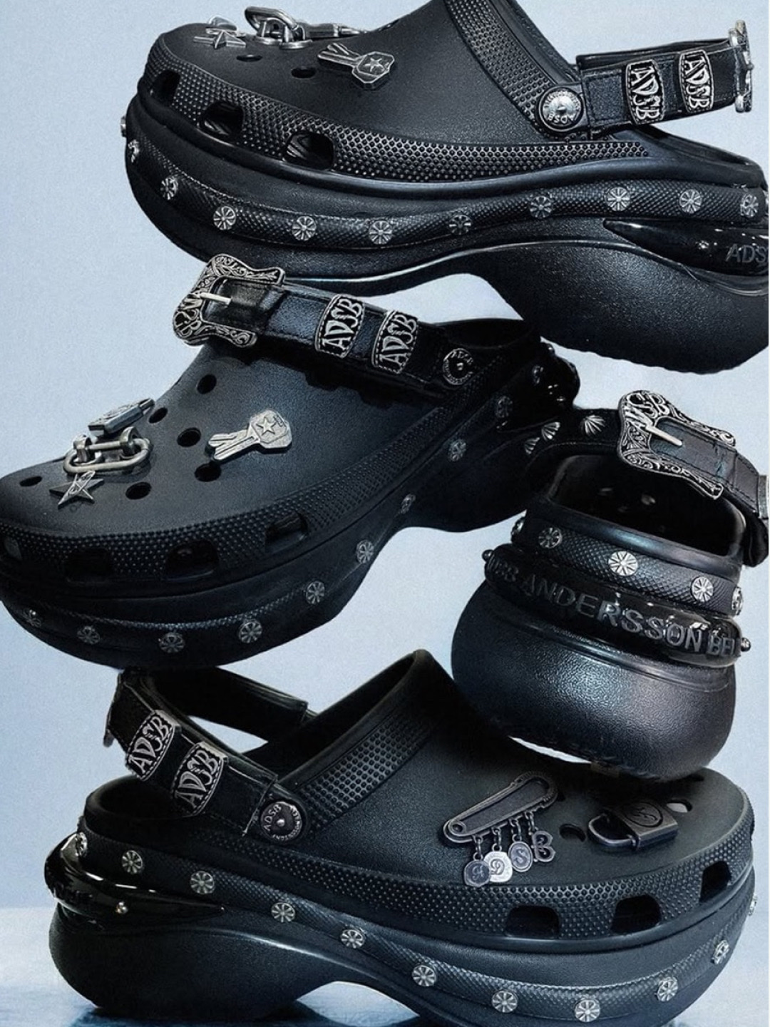 (W) Crocs x Andersson Bell Bae Clog Black, Crocs x Andersson Bell Classic Clog Black 착용 스타일 - 4