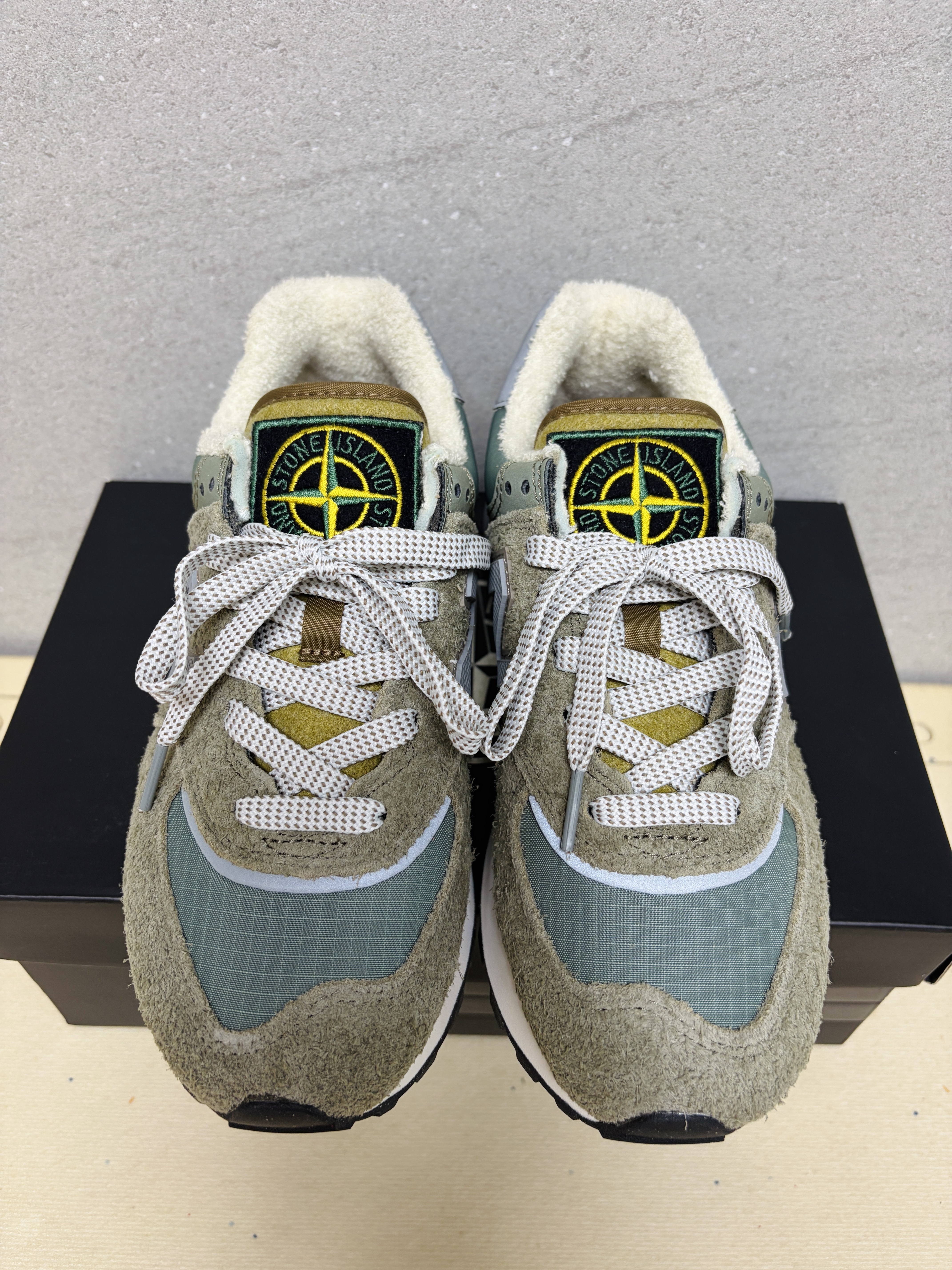 New Balance x Stone Island 574 Legacy Green 착용 스타일 - 2