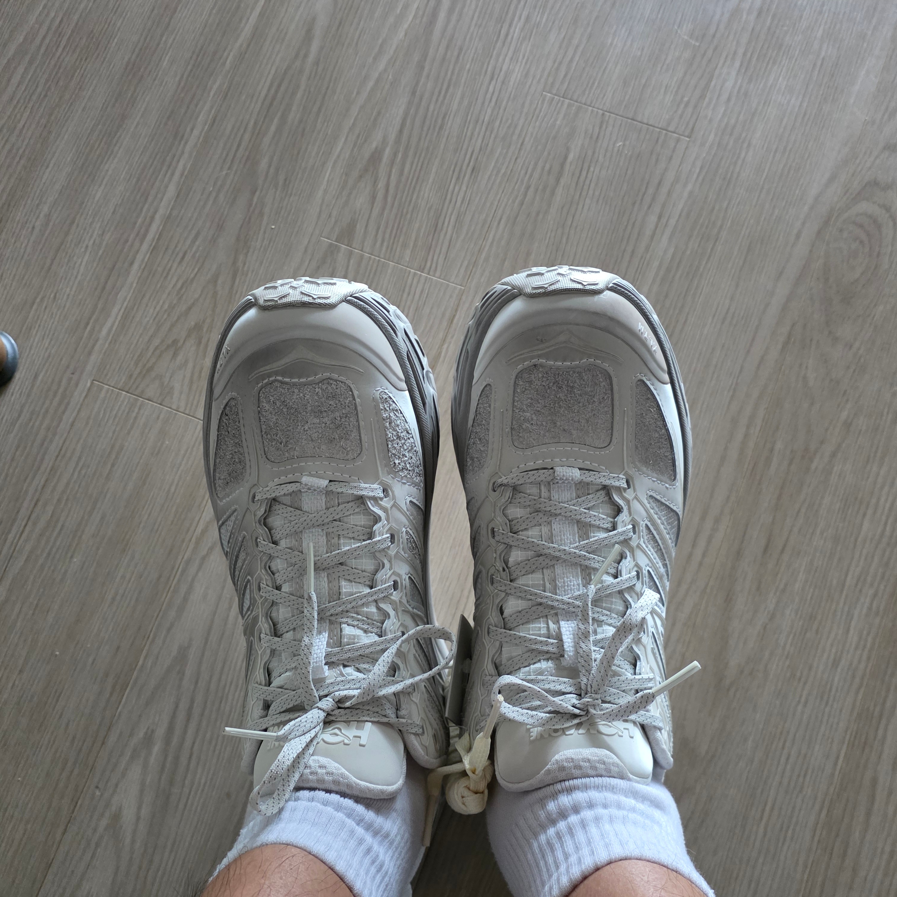 Hoka x Xlim Mafate Speed 2 TS Grey Foam 착용 스타일 - 2