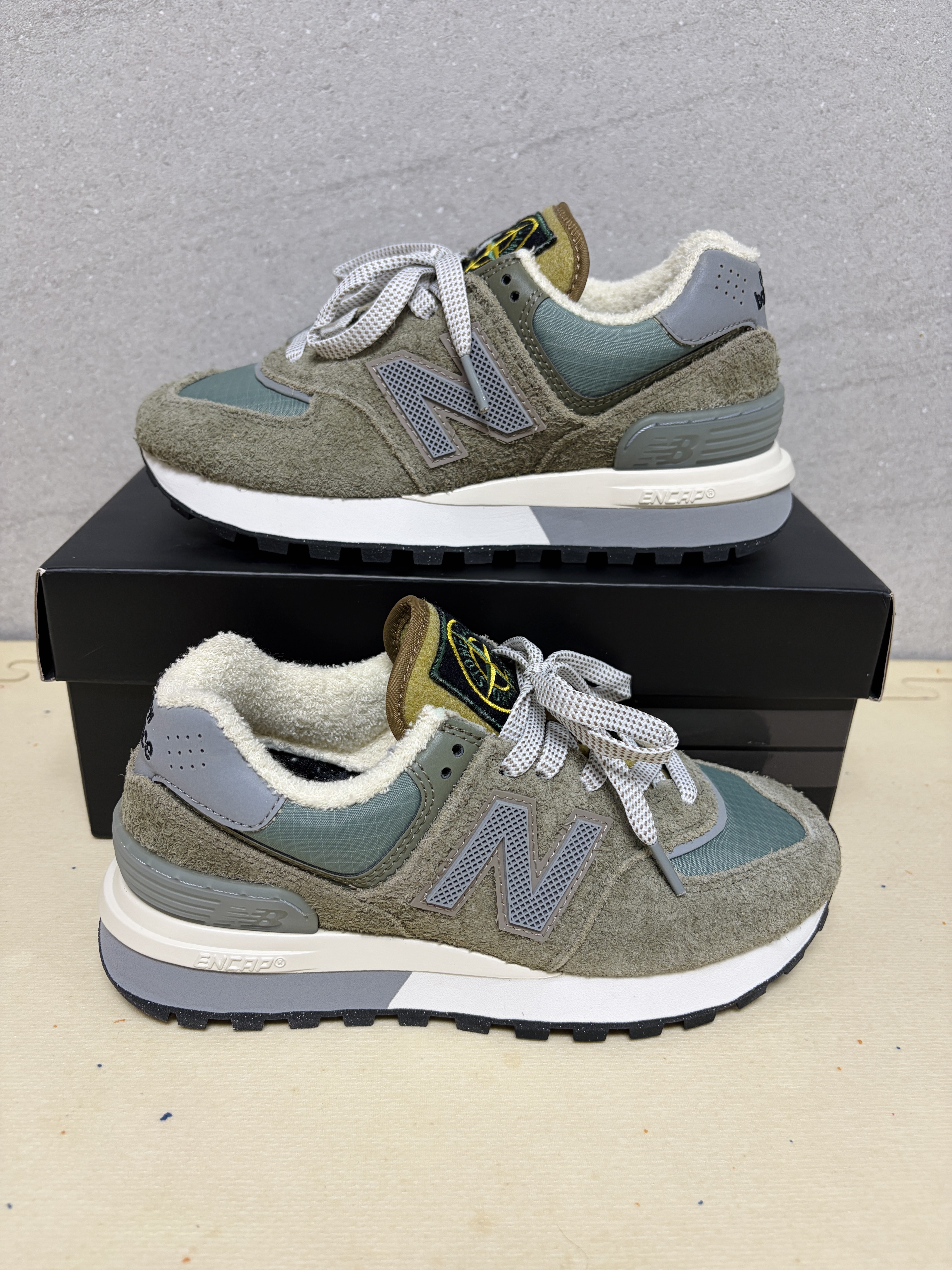 New Balance x Stone Island 574 Legacy Green 착용 스타일 - 4