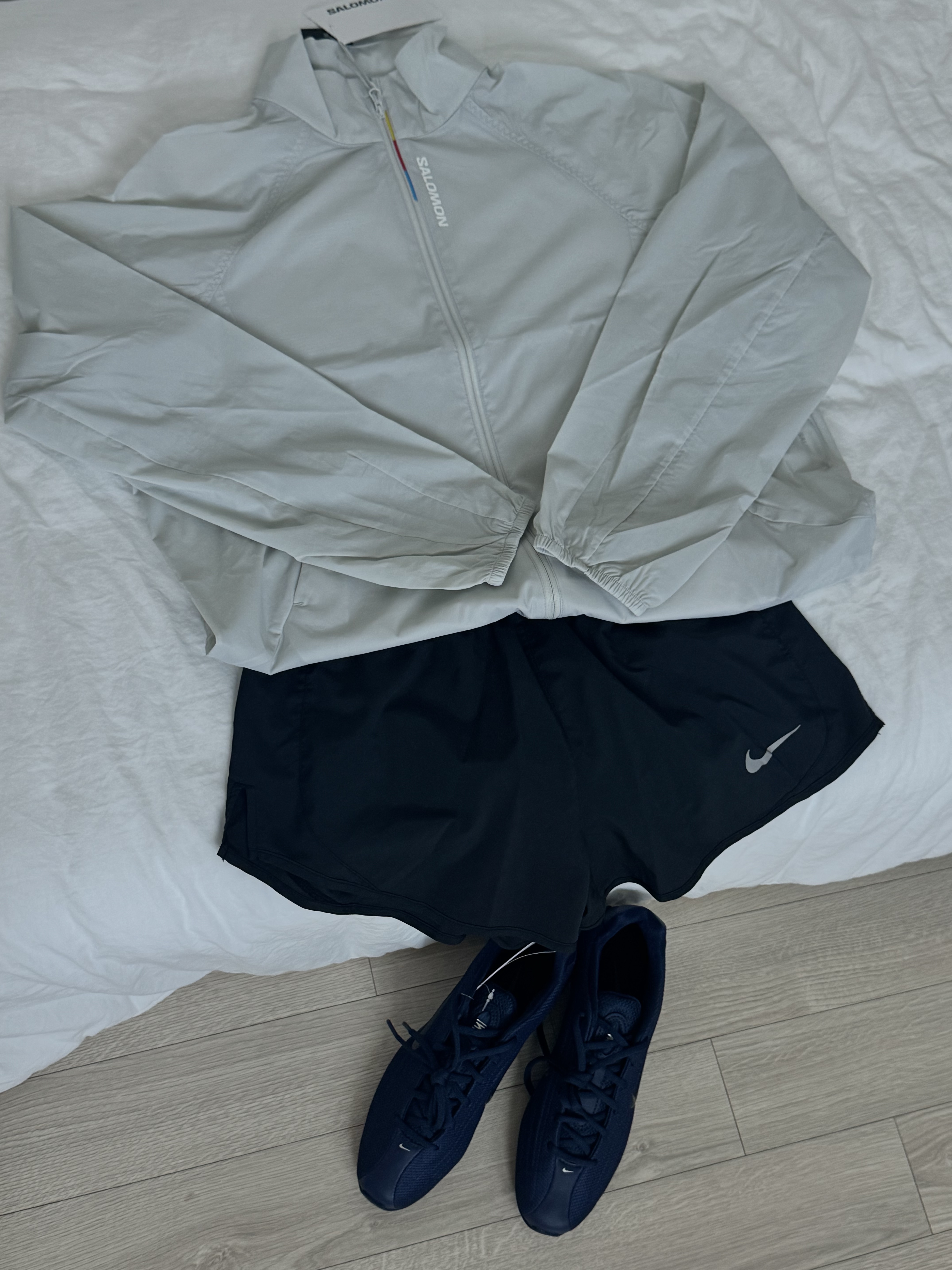 (W) Nike Shox Z Midnight Navy and Metallic Silver 착용 스타일 - 3