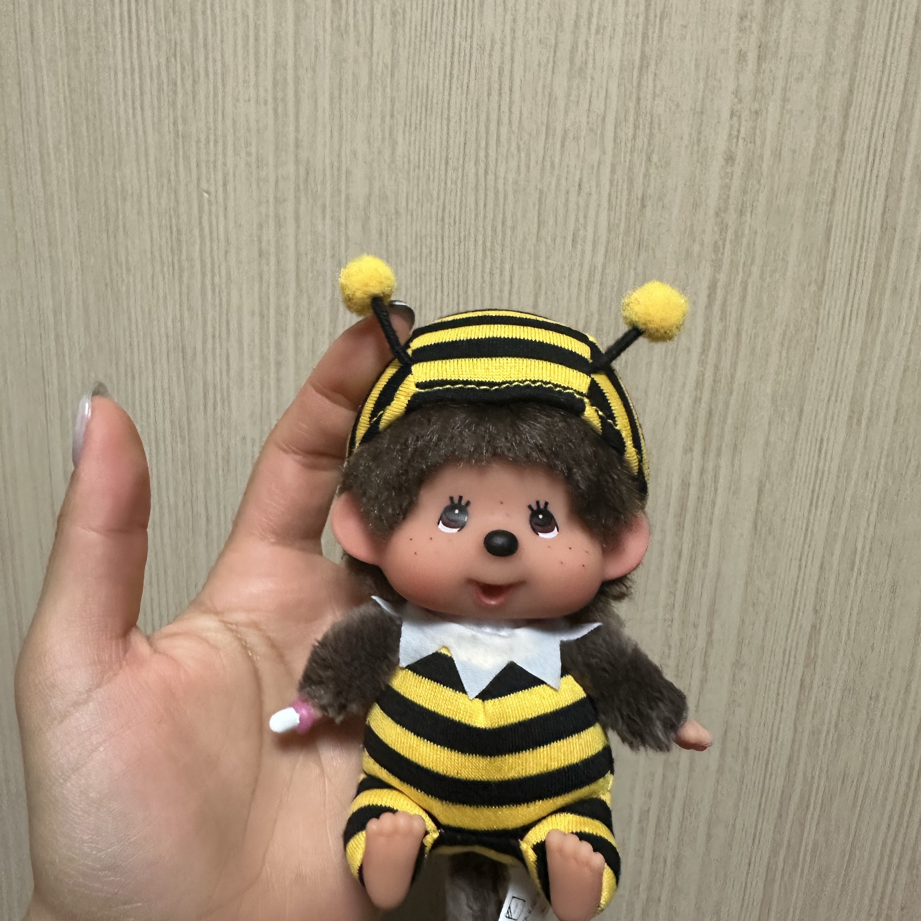 Monchhichi Bighead SS Bee Key Chain 착용 스타일