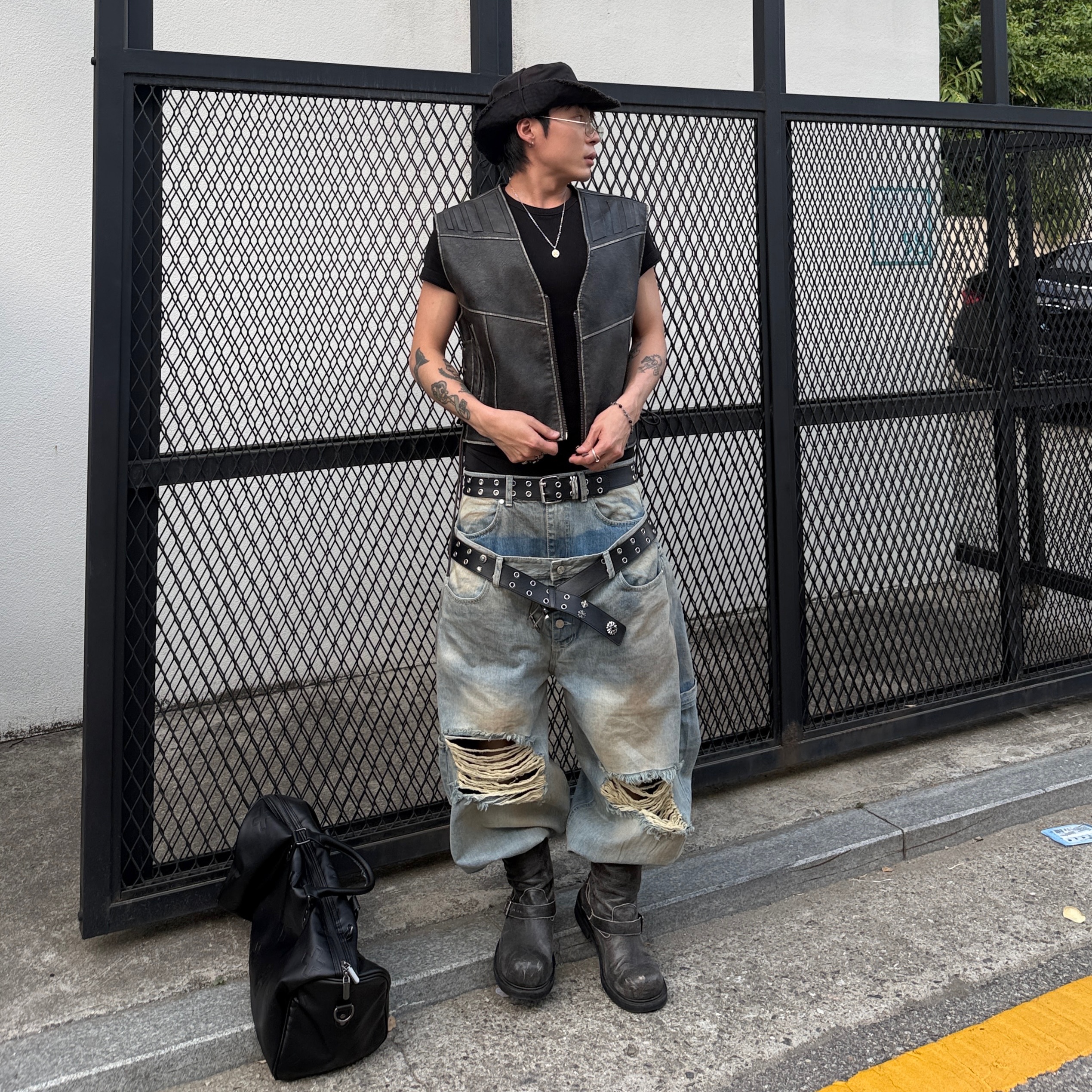 Jacquemus Le Bob Artichaut Bucket Hat Black 착용 스타일 - 5