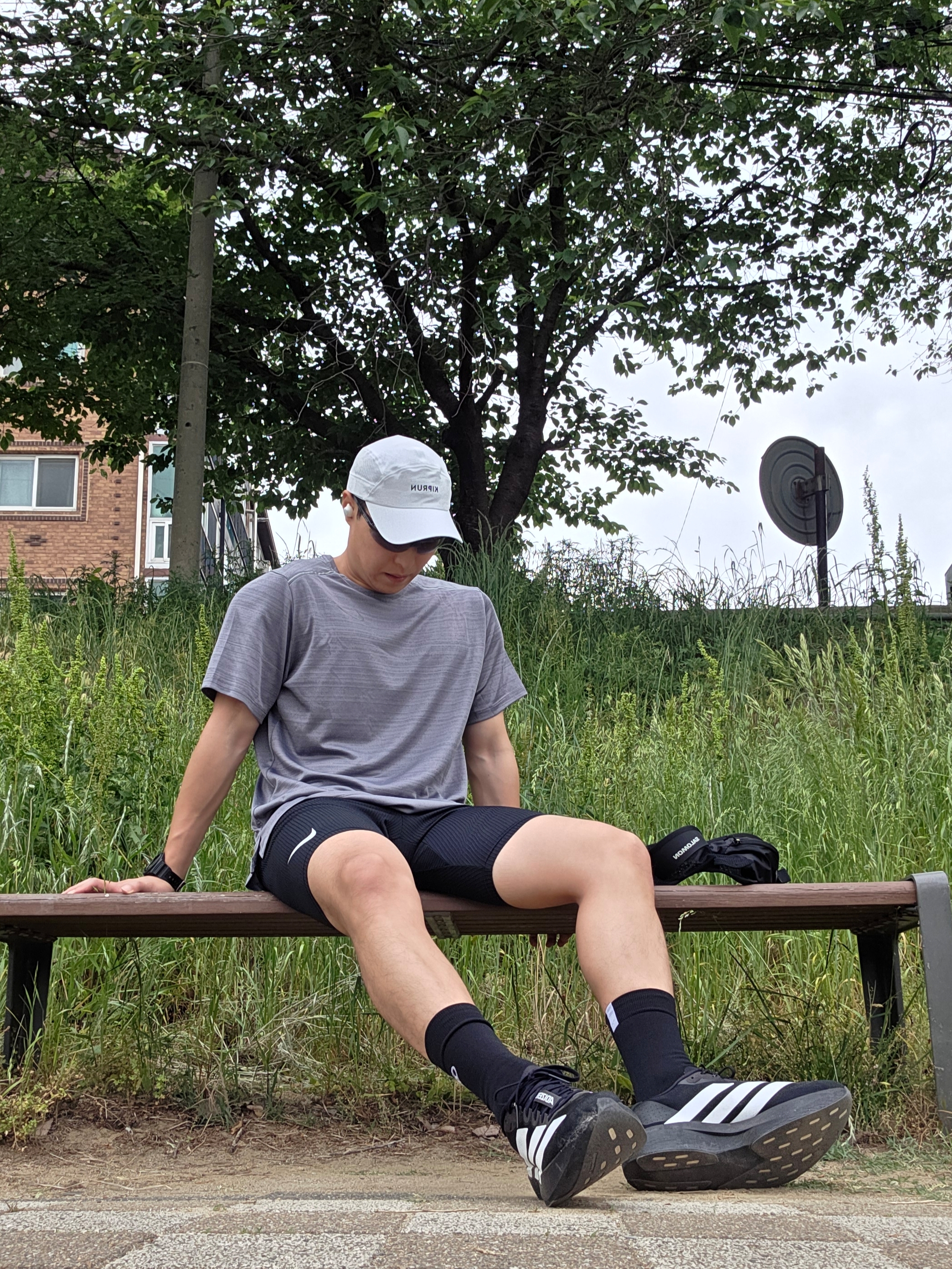 Montbell Shield Glasses Light Gray, Nike Dri-Fit Miler Short Sleeve Running Top Grey - Asia 착용 스타일 - 5